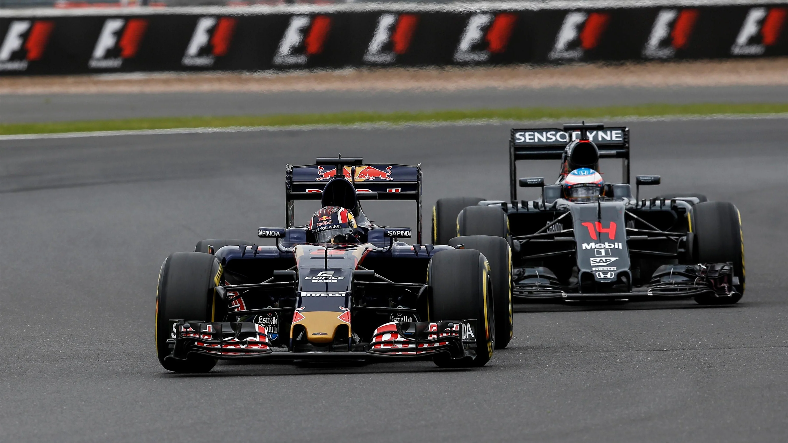 Daniil Kvyat (RUS) Scuderia Toro Rosso STR11 and Fernando Alonso (ESP) McLaren MP4-31 at Formula