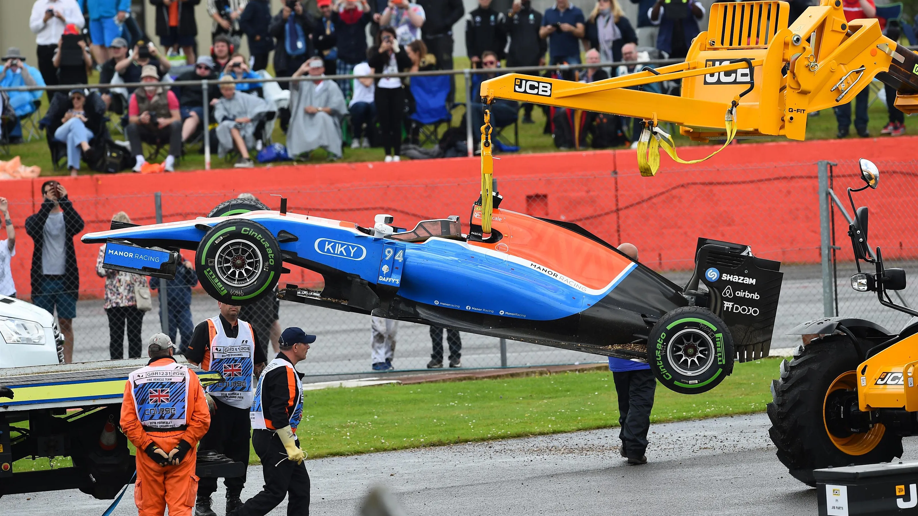 The retired car of Pascal Wehrlein (GER) Manor Racing MRT05 is recovered by Marshals at Formula One