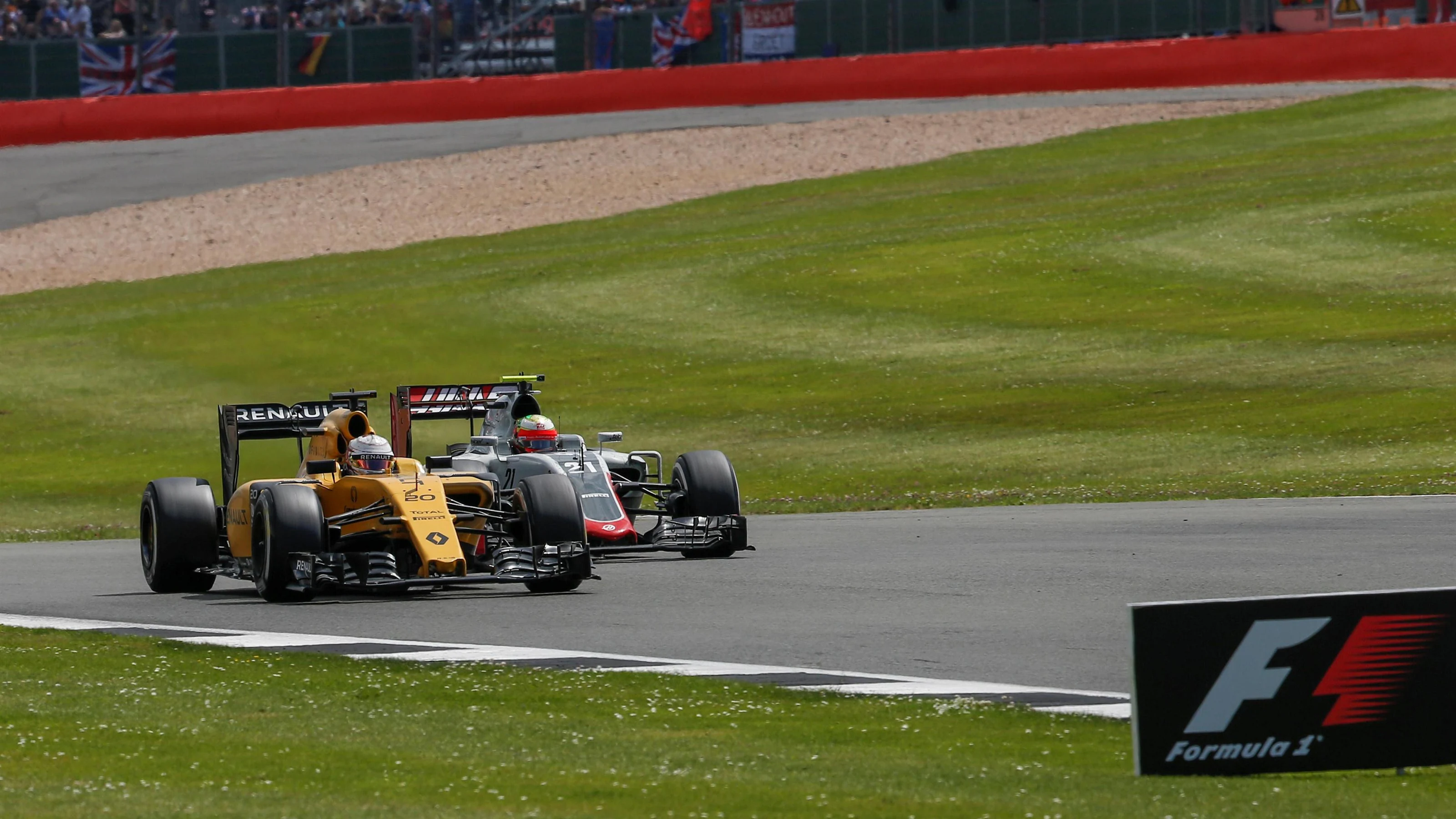 Kevin Magnussen (DEN) Renault Sport F1 Team RS16 at Formula One World Championship, Rd10, British