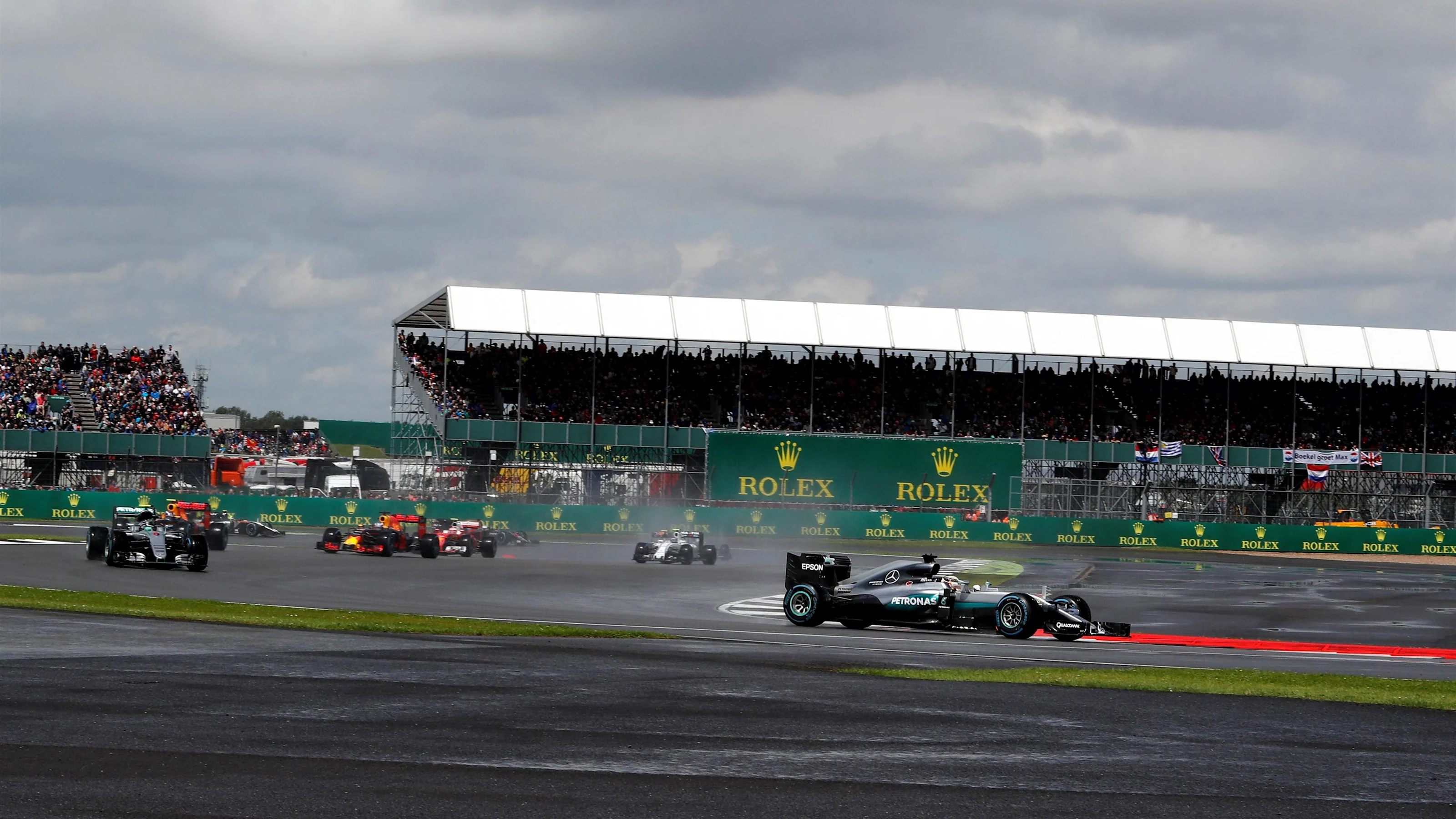 Lewis Hamilton (GBR) Mercedes-Benz F1 W07 Hybrid leads Nico Rosberg (GER) Mercedes-Benz F1 W07
