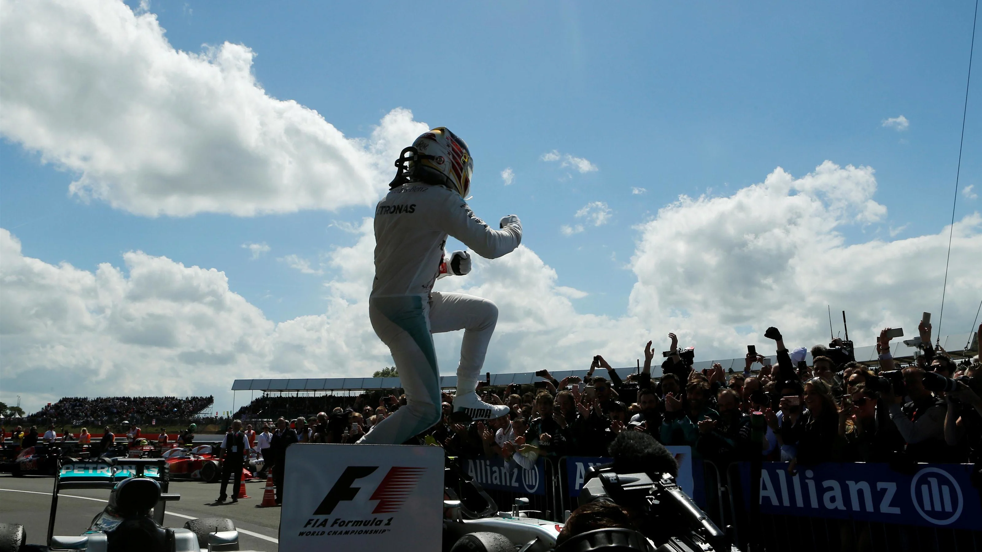 Race winner Lewis Hamilton (GBR) Mercedes-Benz F1 W07 Hybrid celebrates in parc ferme at Formula