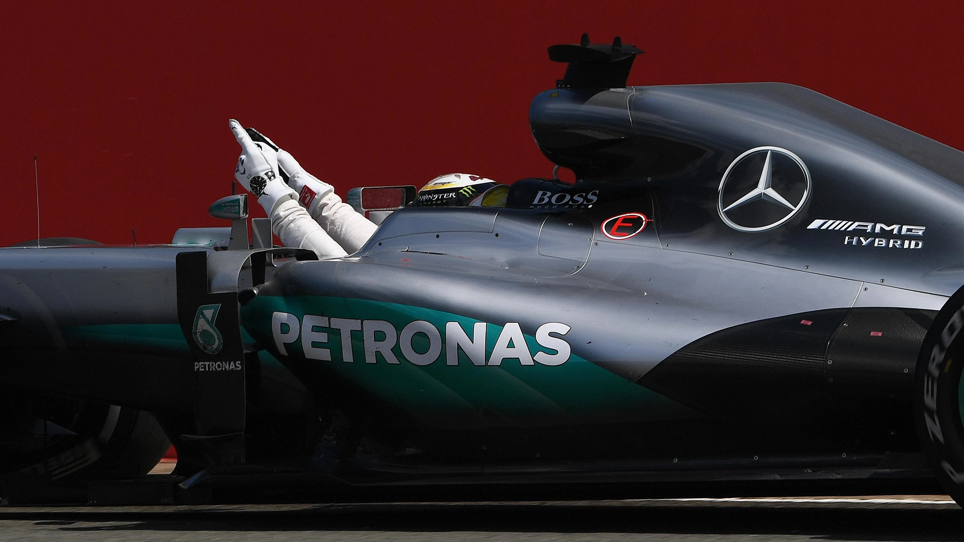 Race winner Lewis Hamilton (GBR) Mercedes-Benz F1 W07 Hybrid crosses the line at Formula One World
