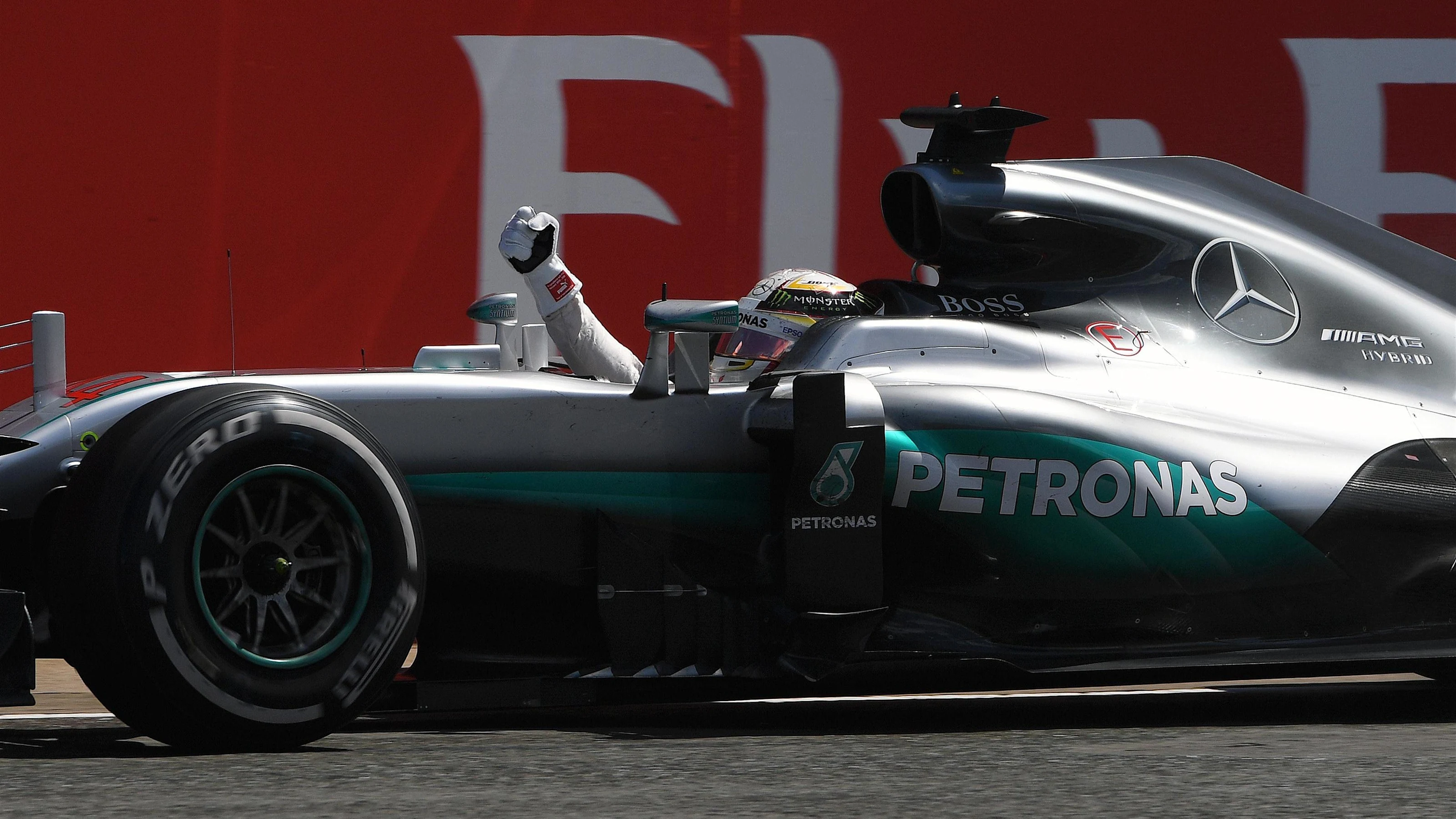 Race winner Lewis Hamilton (GBR) Mercedes-Benz F1 W07 Hybrid crosses the line at Formula One World