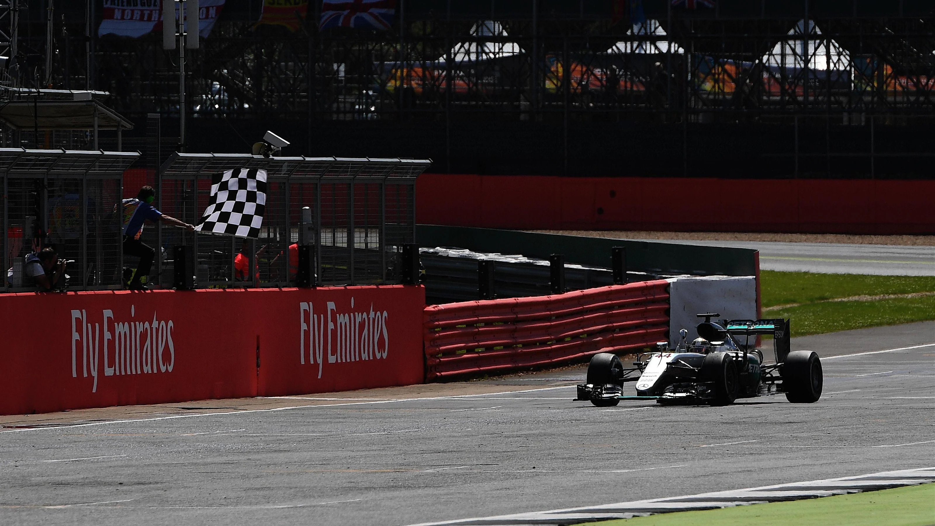 Race winner Lewis Hamilton (GBR) Mercedes-Benz F1 W07 Hybrid takes the chequered flag at Formula