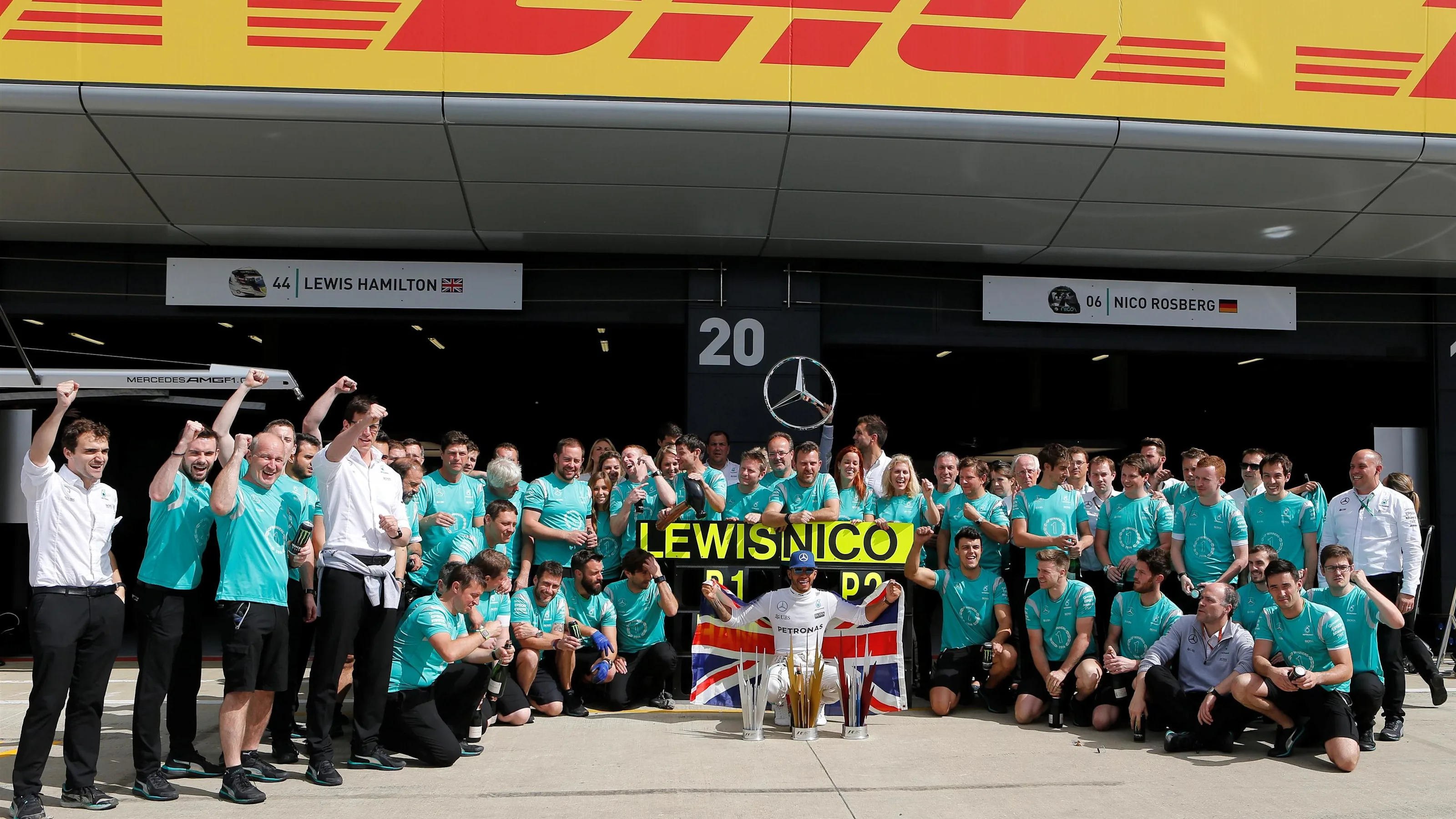 Race winner Lewis Hamilton (GBR) Mercedes AMG F1 celebrates with the team at Formula One World