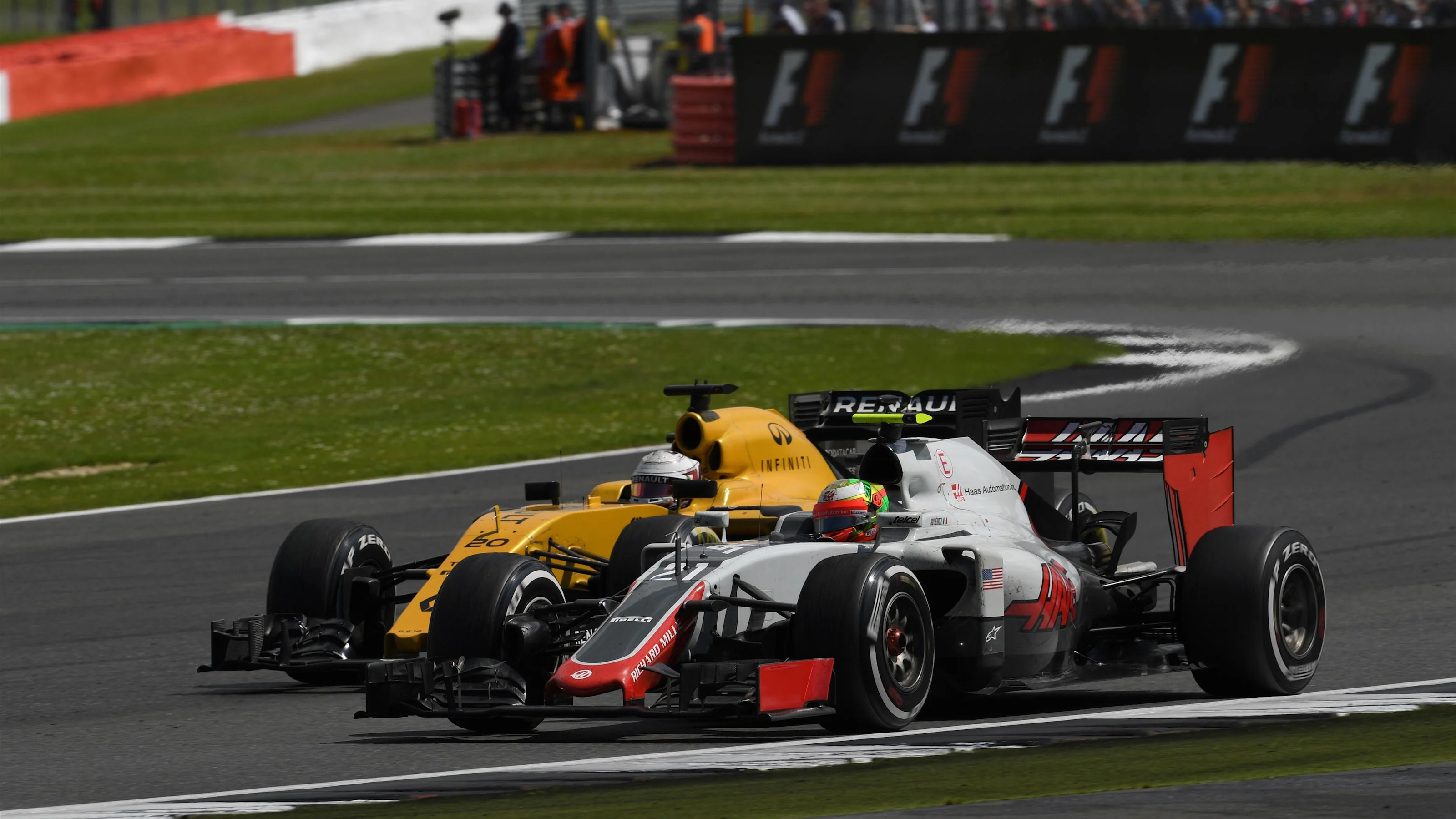 Kevin Magnussen (DEN) Renault Sport F1 Team RS16 and Esteban Gutierrez (MEX) Haas VF-16 battle at