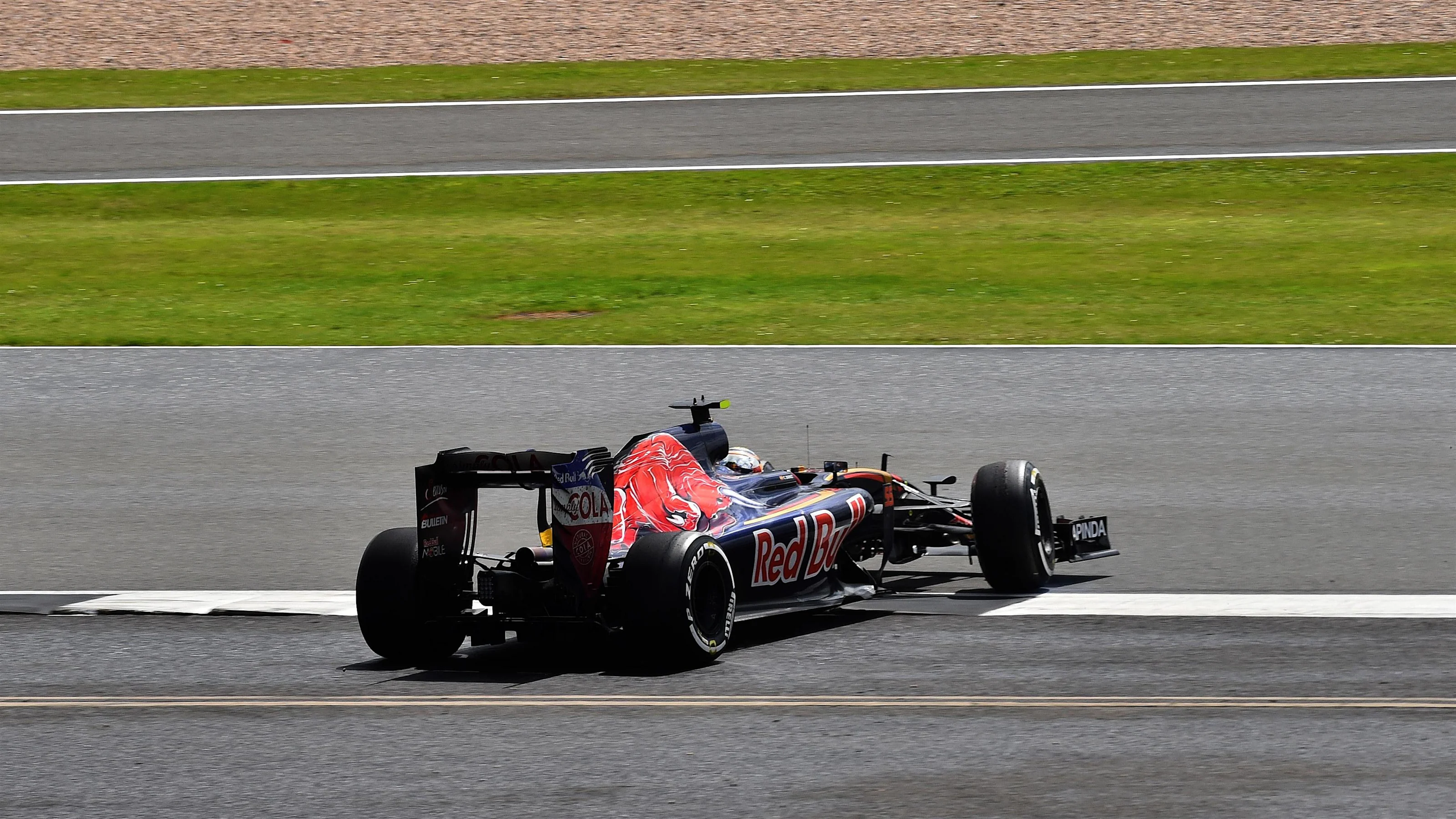 Carlos Sainz jr (ESP) Scuderia Toro Rosso STR11 spins at Formula One World Championship, Rd10,