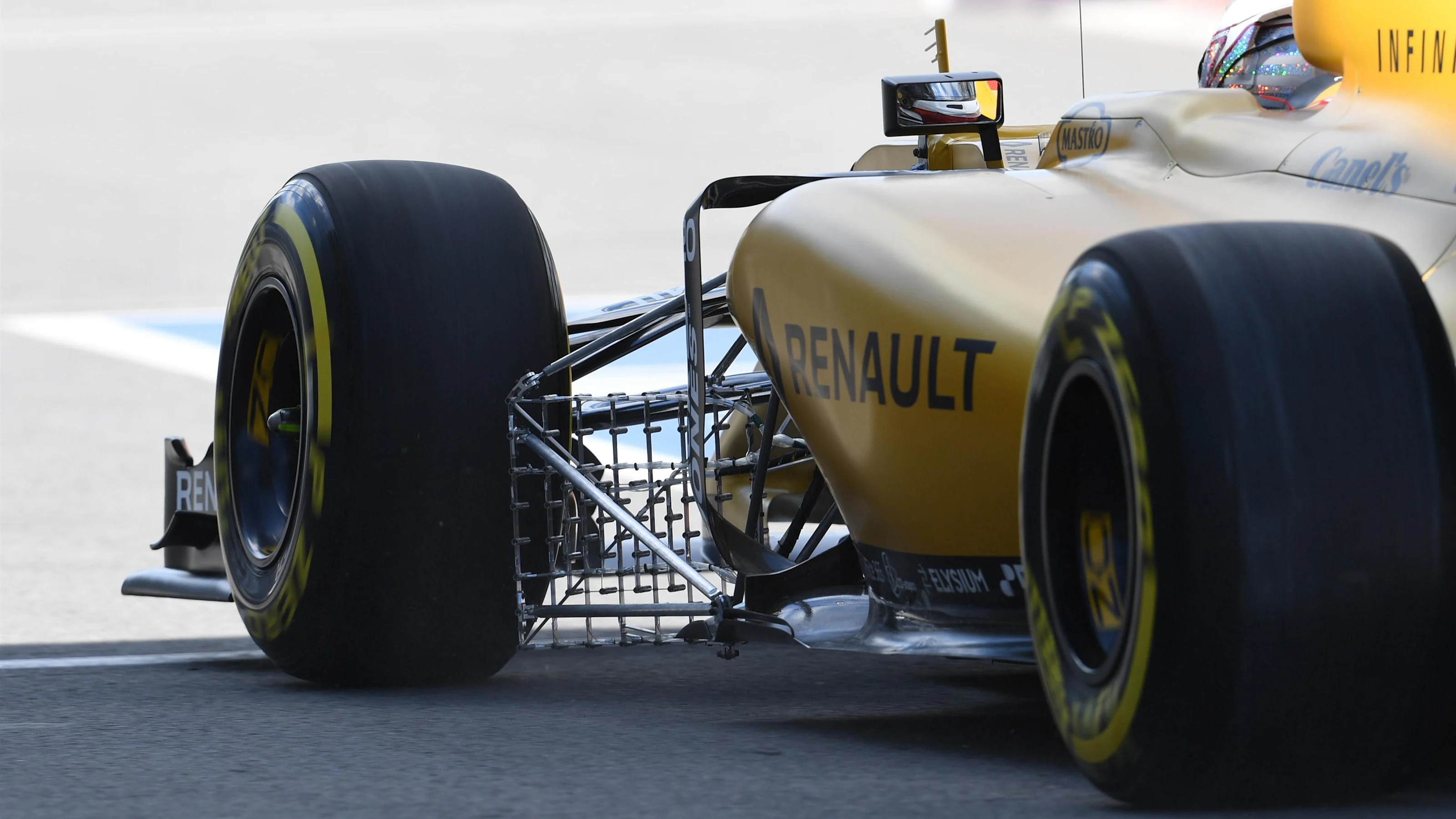 Kevin Magnussen (DEN) Renault Sport F1 Team RS16 with aero sensor at Formula One World