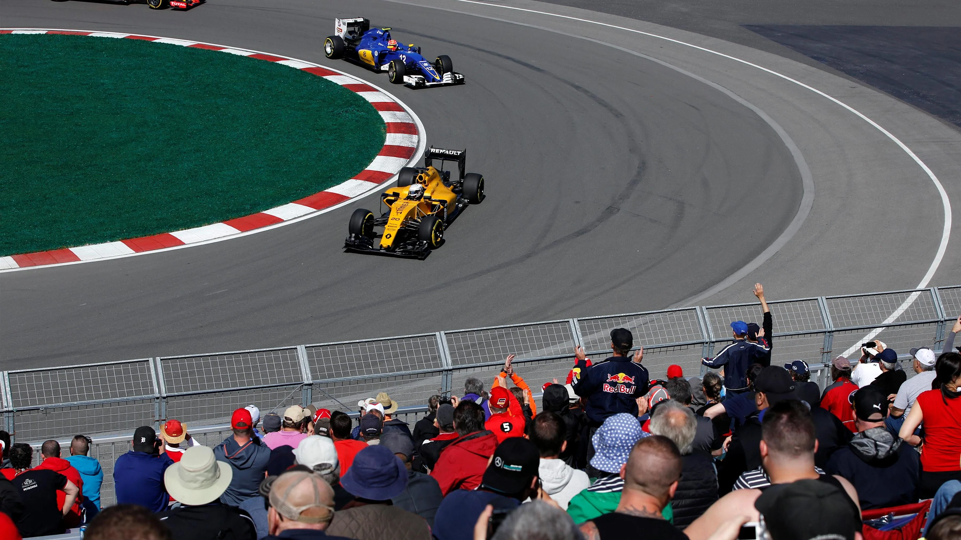Kevin Magnussen (DEN) Renault Sport F1 Team RS16 and Felipe Nasr (BRA) Sauber C35 at Formula One