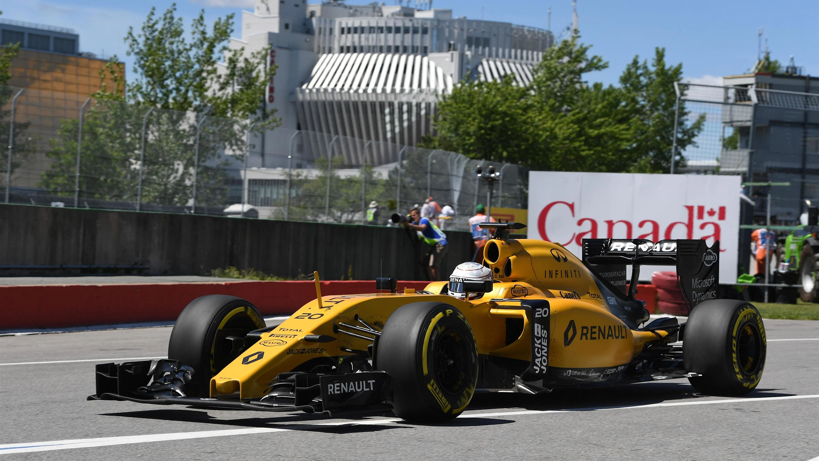 Kevin Magnussen (DEN) Renault Sport F1 Team RS16 at Formula One World Championship, Rd7, Canadian