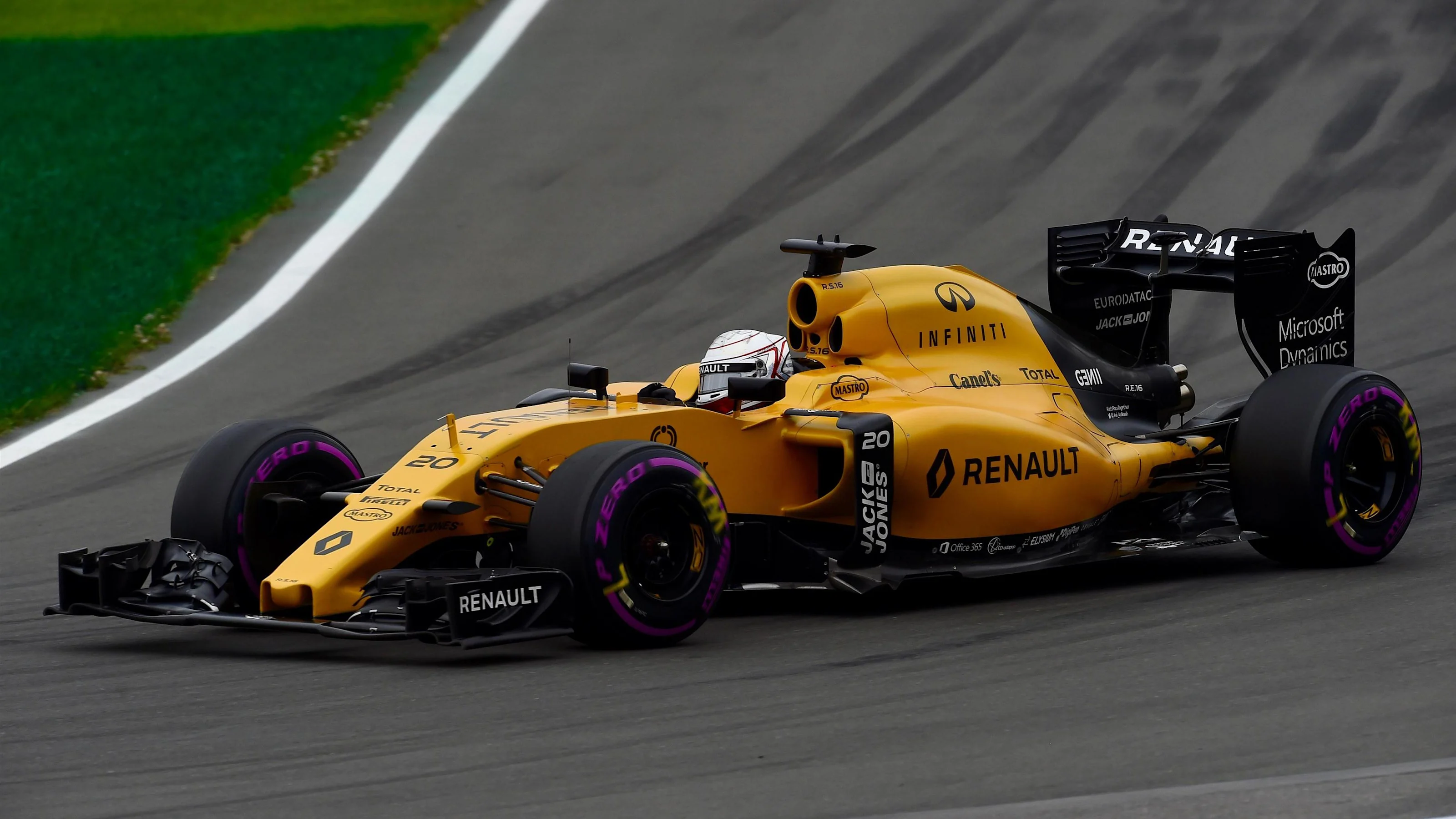 Kevin Magnussen (DEN) Renault Sport F1 Team RS16 at Formula One World Championship, Rd7, Canadian