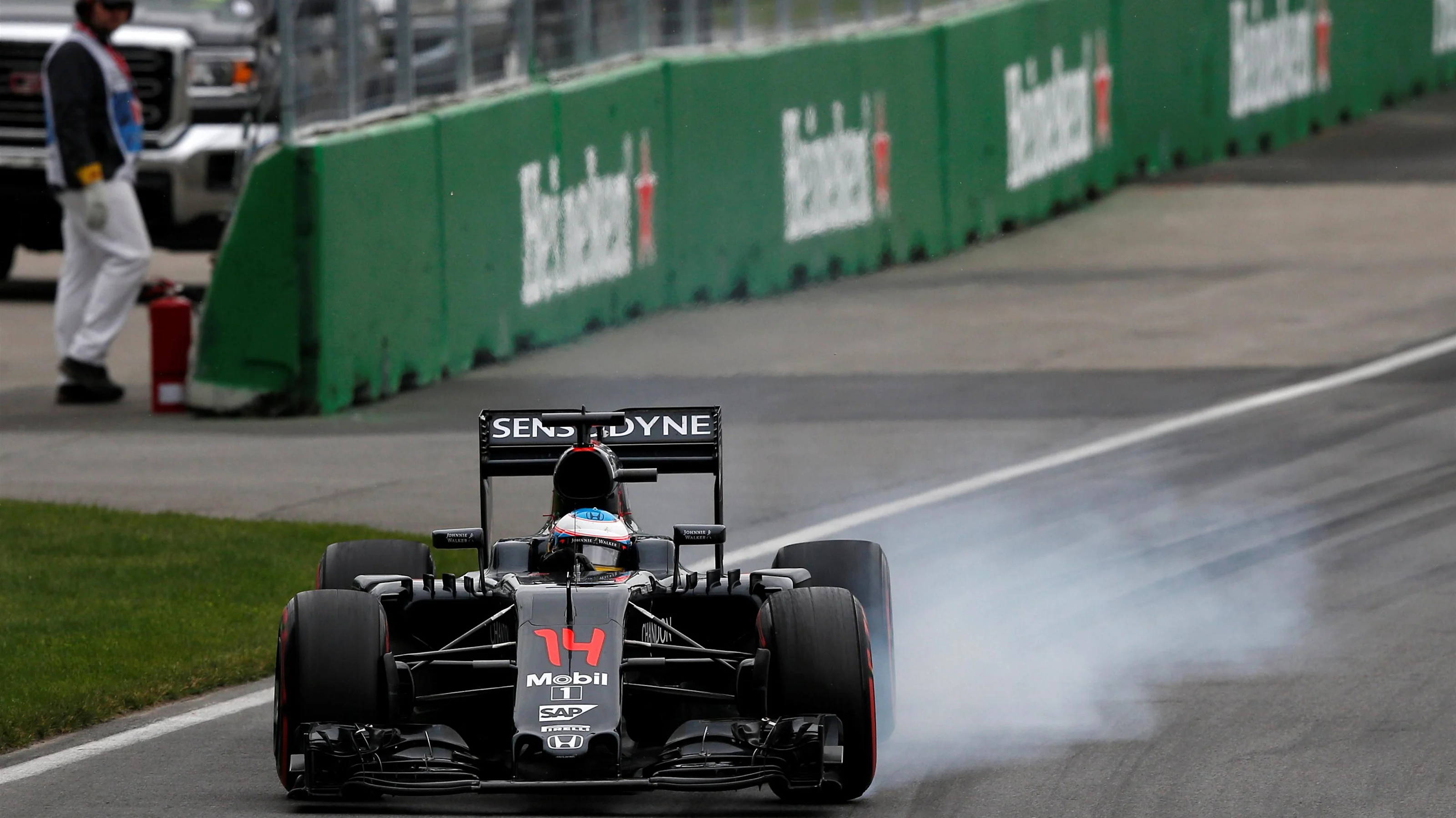 Fernando Alonso (ESP) McLaren MP4-31 locks up at Formula One World Championship, Rd7, Canadian