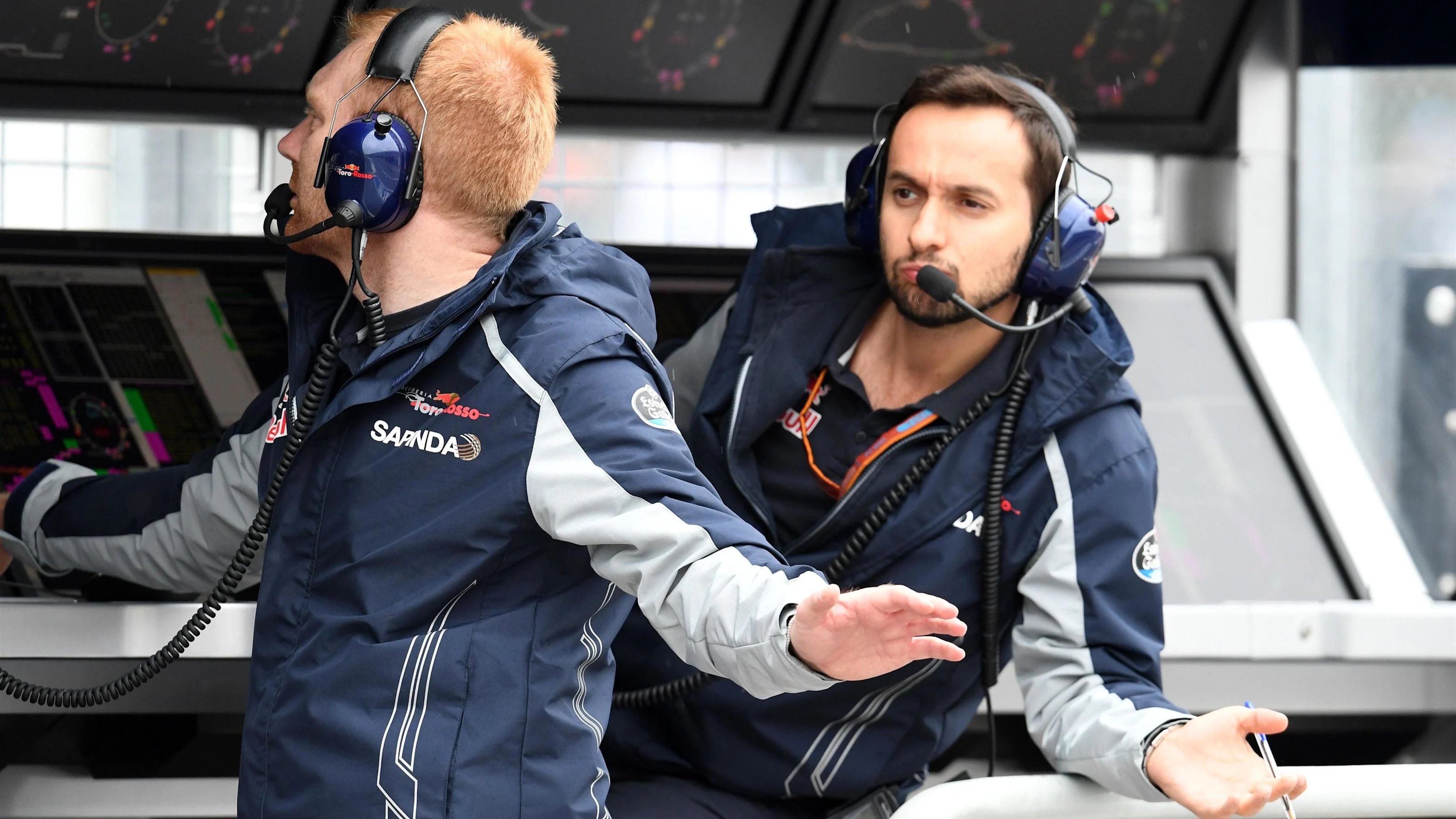 Scuderia Toro Rosso STR11 pit wall gantry test for rain drops at Formula One World Championship,