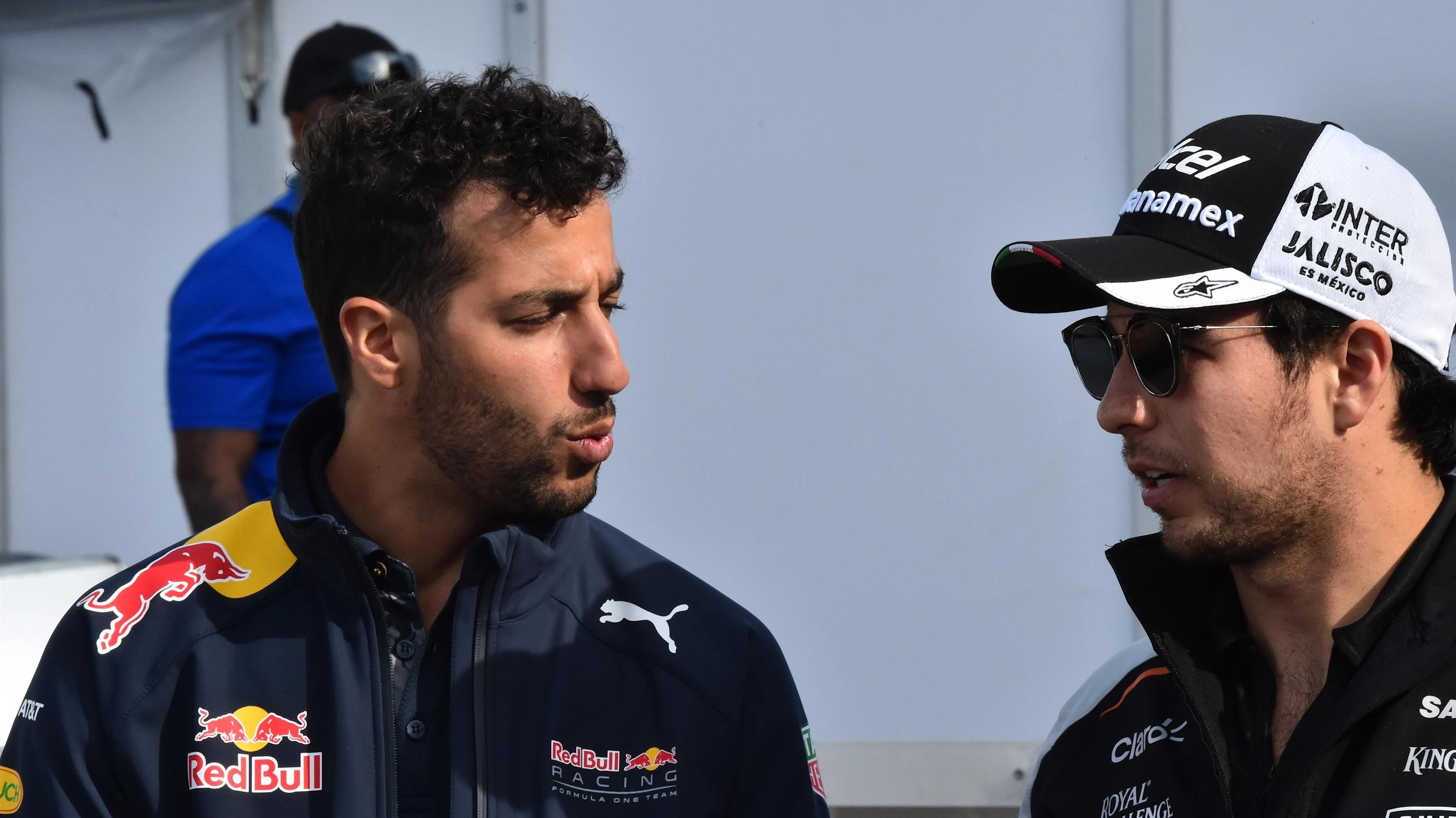 Daniel Ricciardo (AUS) Red Bull Racing and Sergio Perez (MEX) Force India at Formula One World