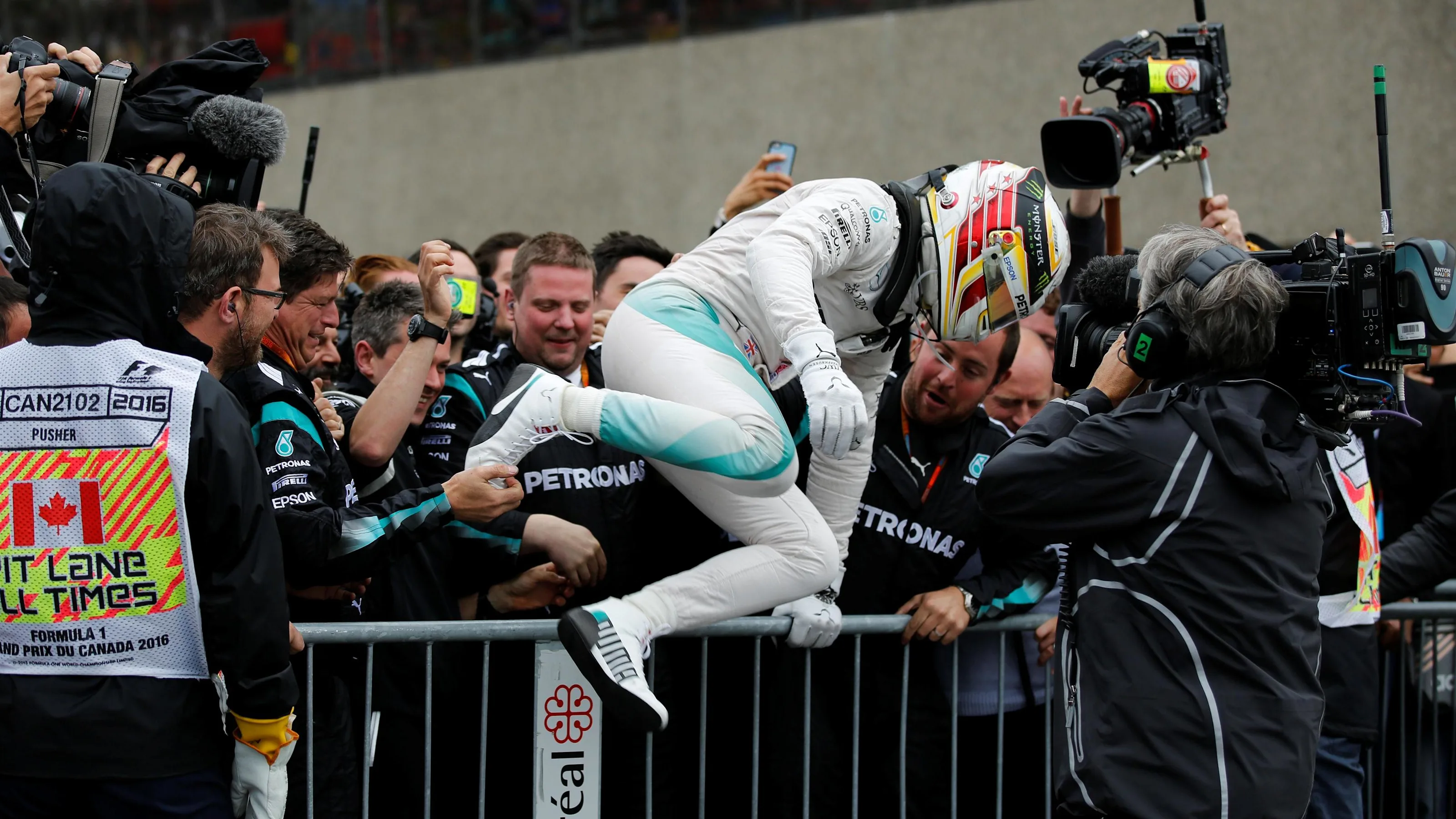 Race winner Lewis Hamilton (GBR) Mercedes AMG F1 celebrates in parc ferme with the team at Formula