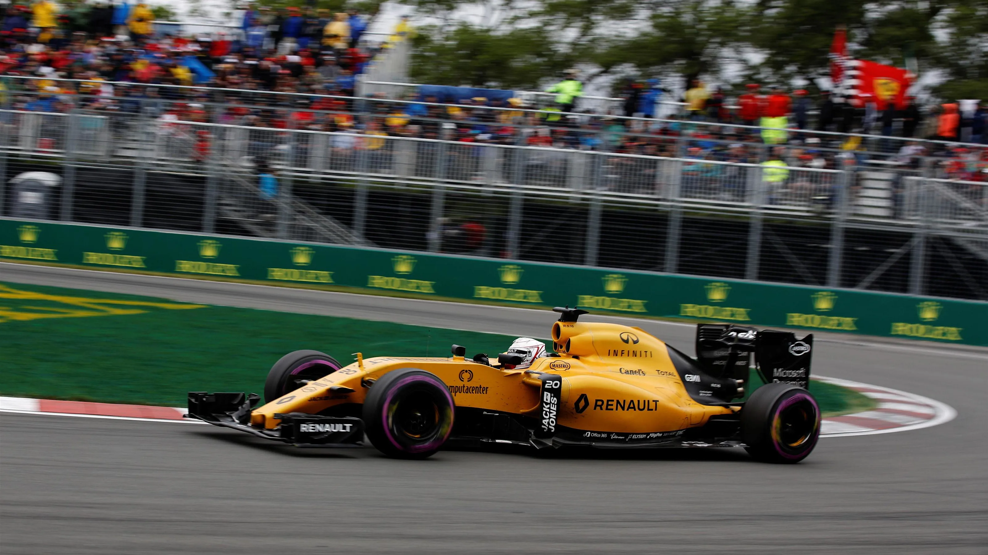 Kevin Magnussen (DEN) Renault Sport F1 Team RS16 at Formula One World Championship, Rd7, Canadian