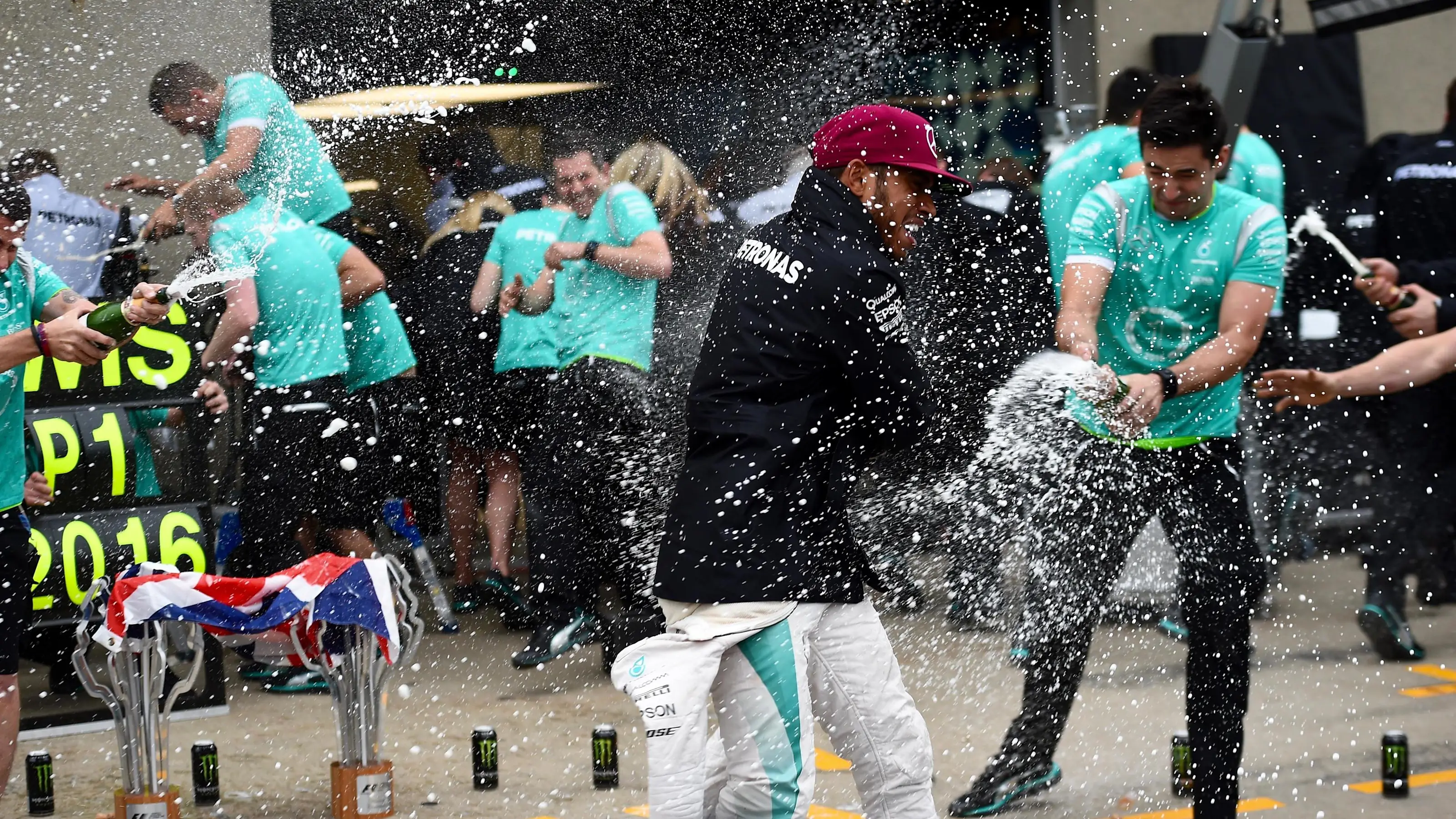 Race winner Lewis Hamilton (GBR) Mercedes AMG F1 celebrates with the team and the champagne at