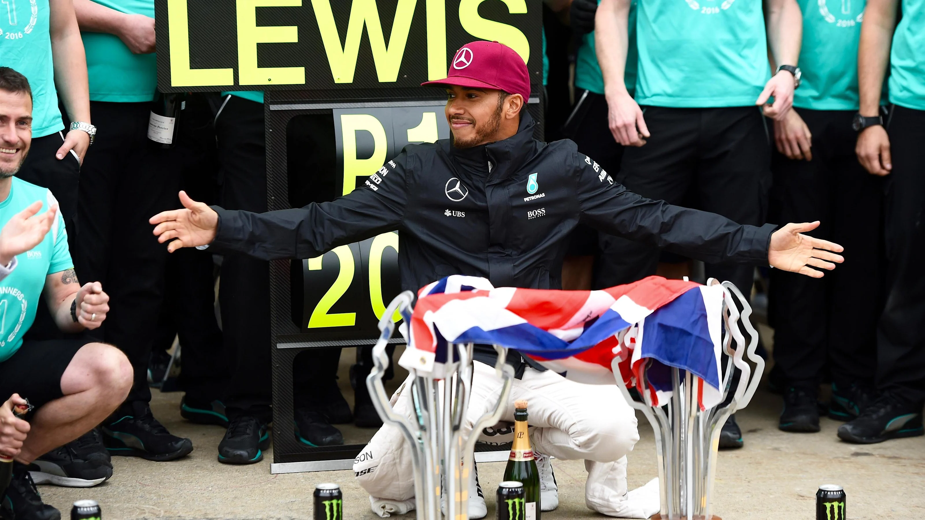 Race winner Lewis Hamilton (GBR) Mercedes AMG F1 celebrates with the team and the trophies at