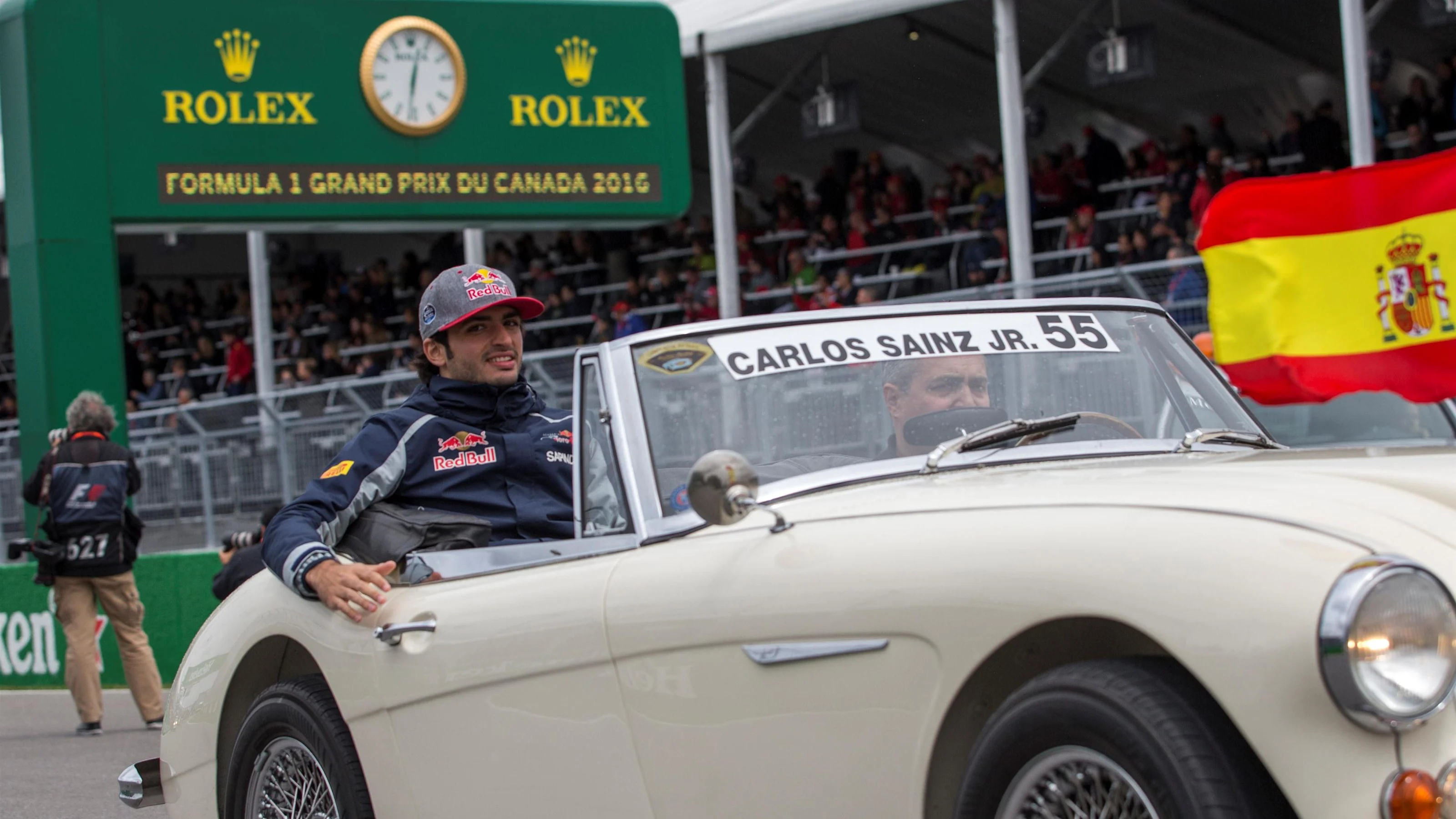 Carlos Sainz jr (ESP) Scuderia Toro Rosso on the drivers parade at Formula One World Championship,