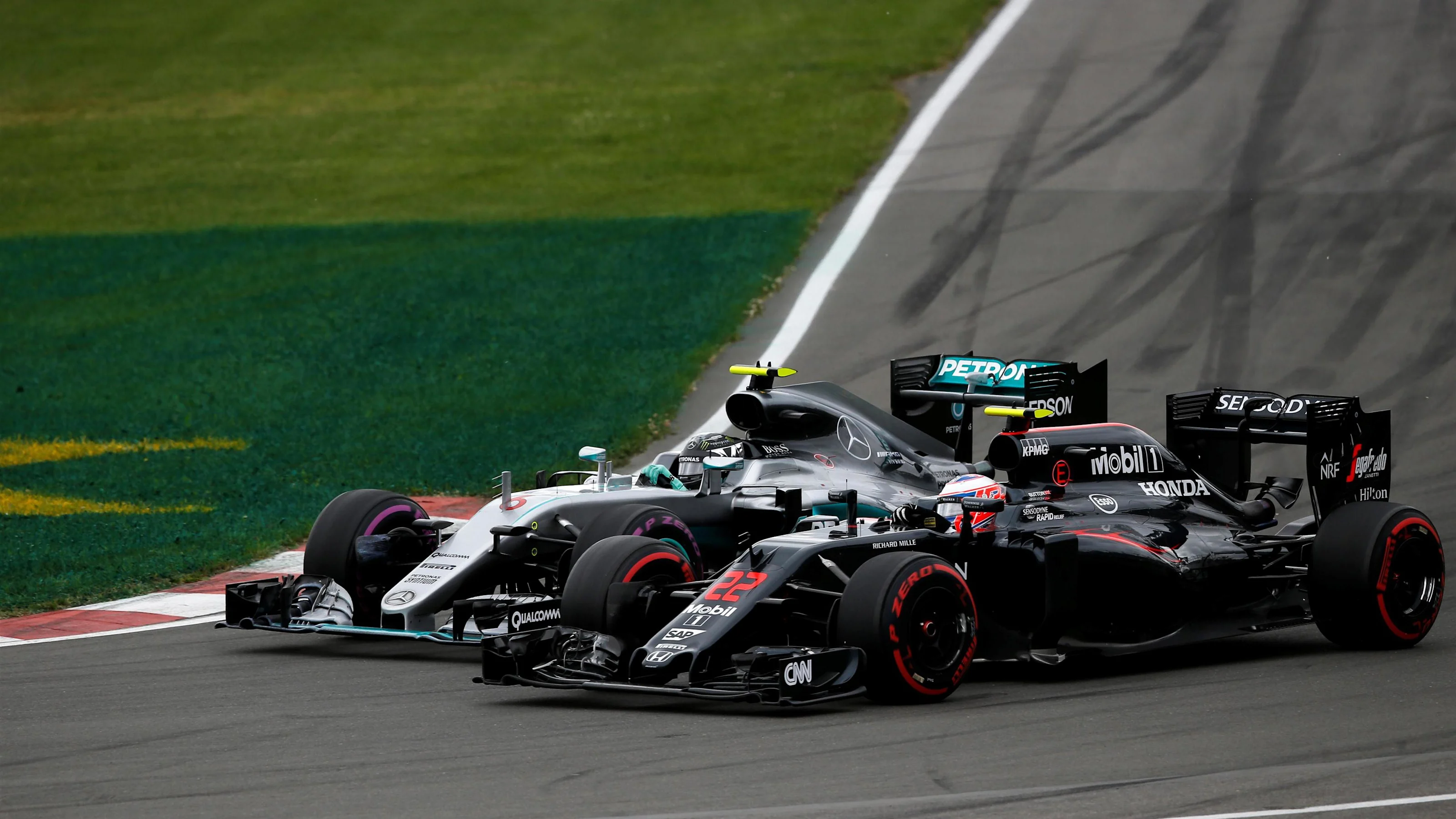 Nico Rosberg (GER) Mercedes-Benz F1 W07 Hybrid and Jenson Button (GBR) McLaren MP4-31 battle at