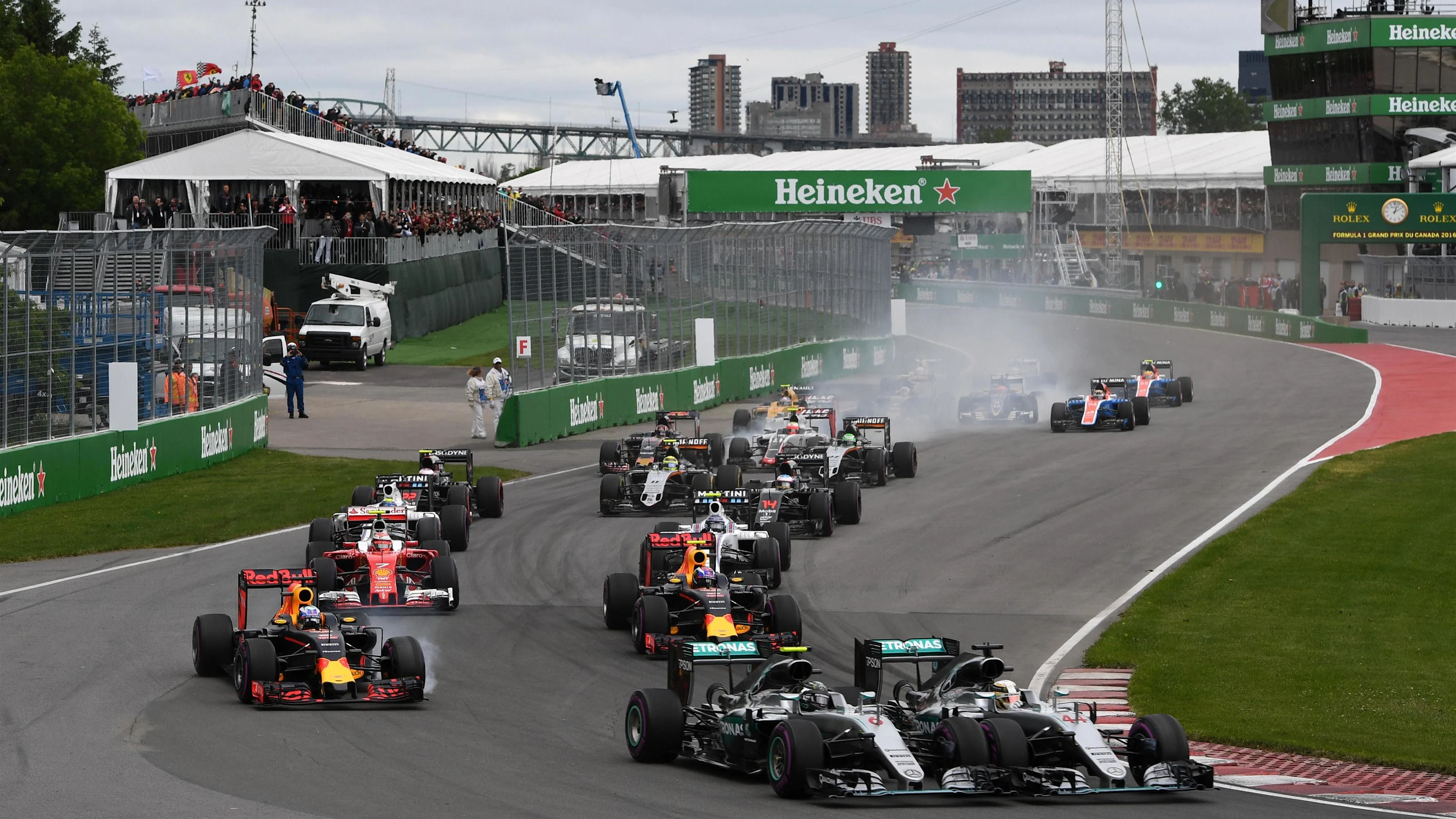 Nico Rosberg (GER) Mercedes-Benz F1 W07 Hybrid and Lewis Hamilton (GBR) Mercedes-Benz F1 W07 Hybrid