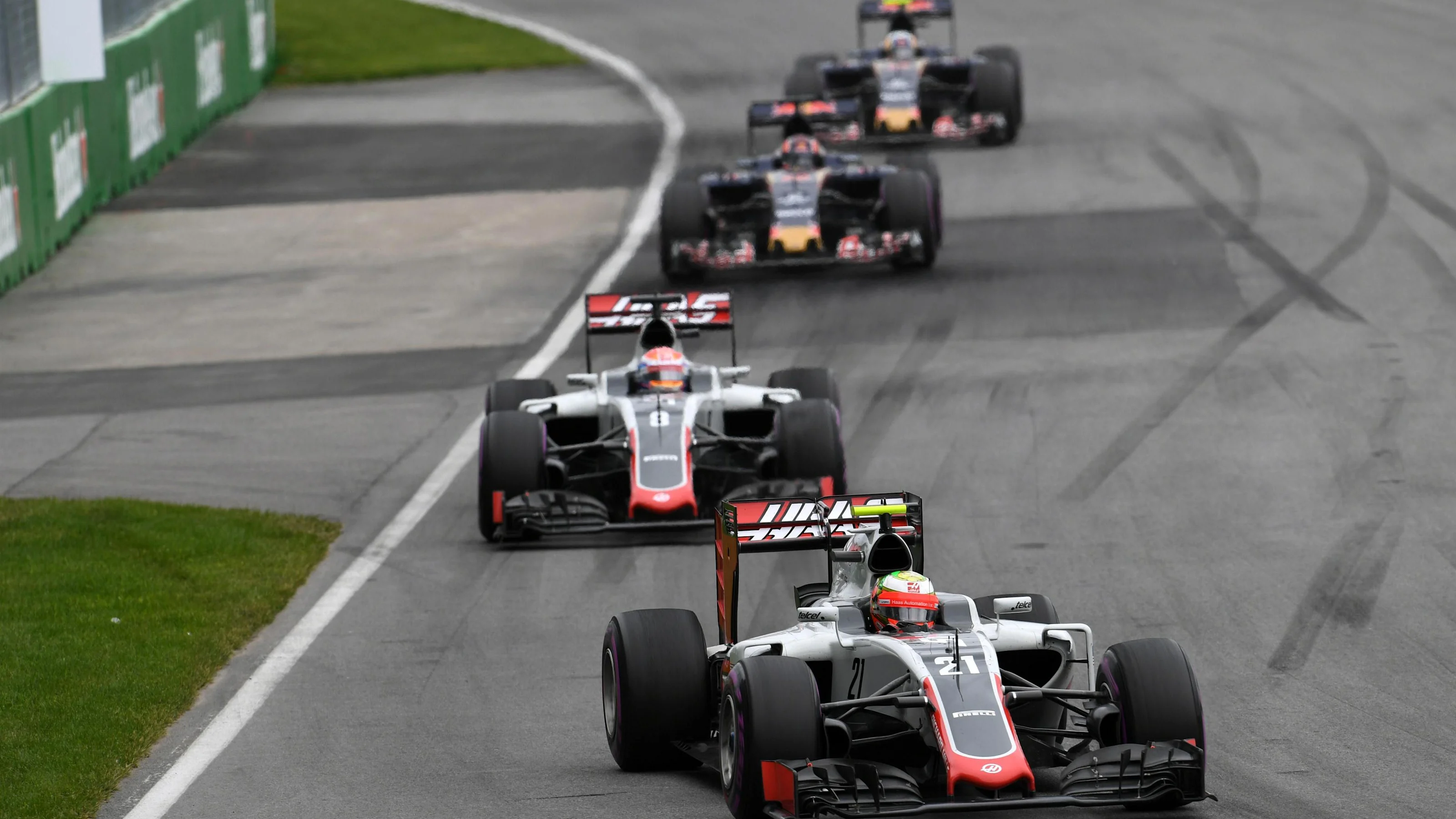 Esteban Gutierrez (MEX) Haas VF-16 leads Romain Grosjean (FRA) Haas VF-16 at Formula One World