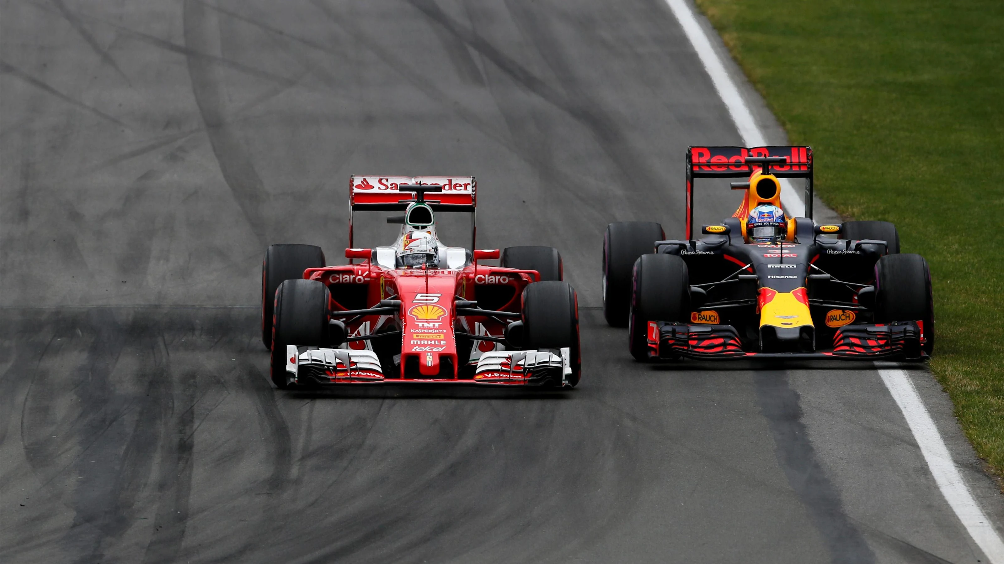 Sebastian Vettel (GER) Ferrari SF16-H and Daniel Ricciardo (AUS) Red Bull Racing RB12 battle at