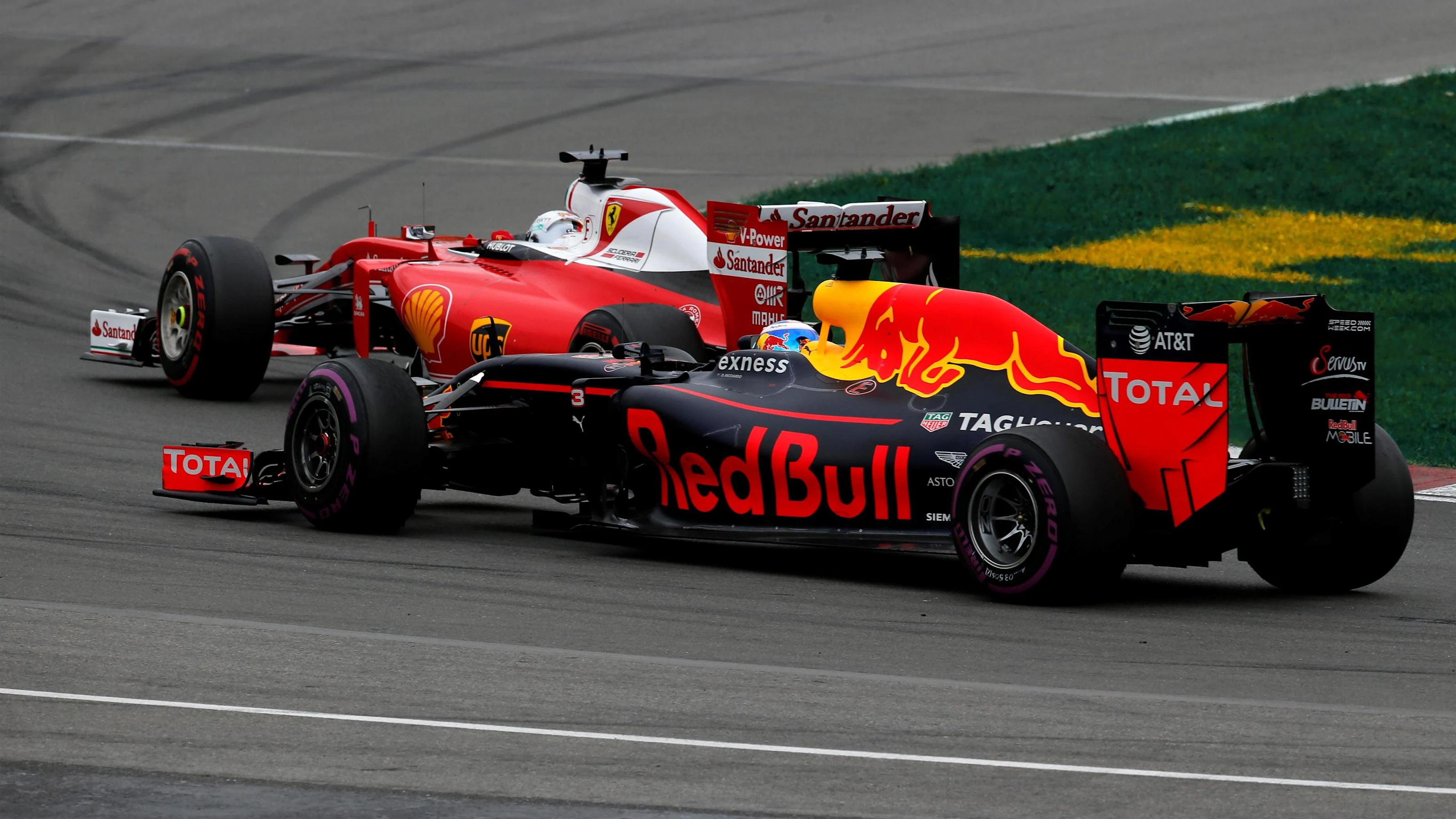 Sebastian Vettel (GER) Ferrari SF16-H and Daniel Ricciardo (AUS) Red Bull Racing RB12 battle at