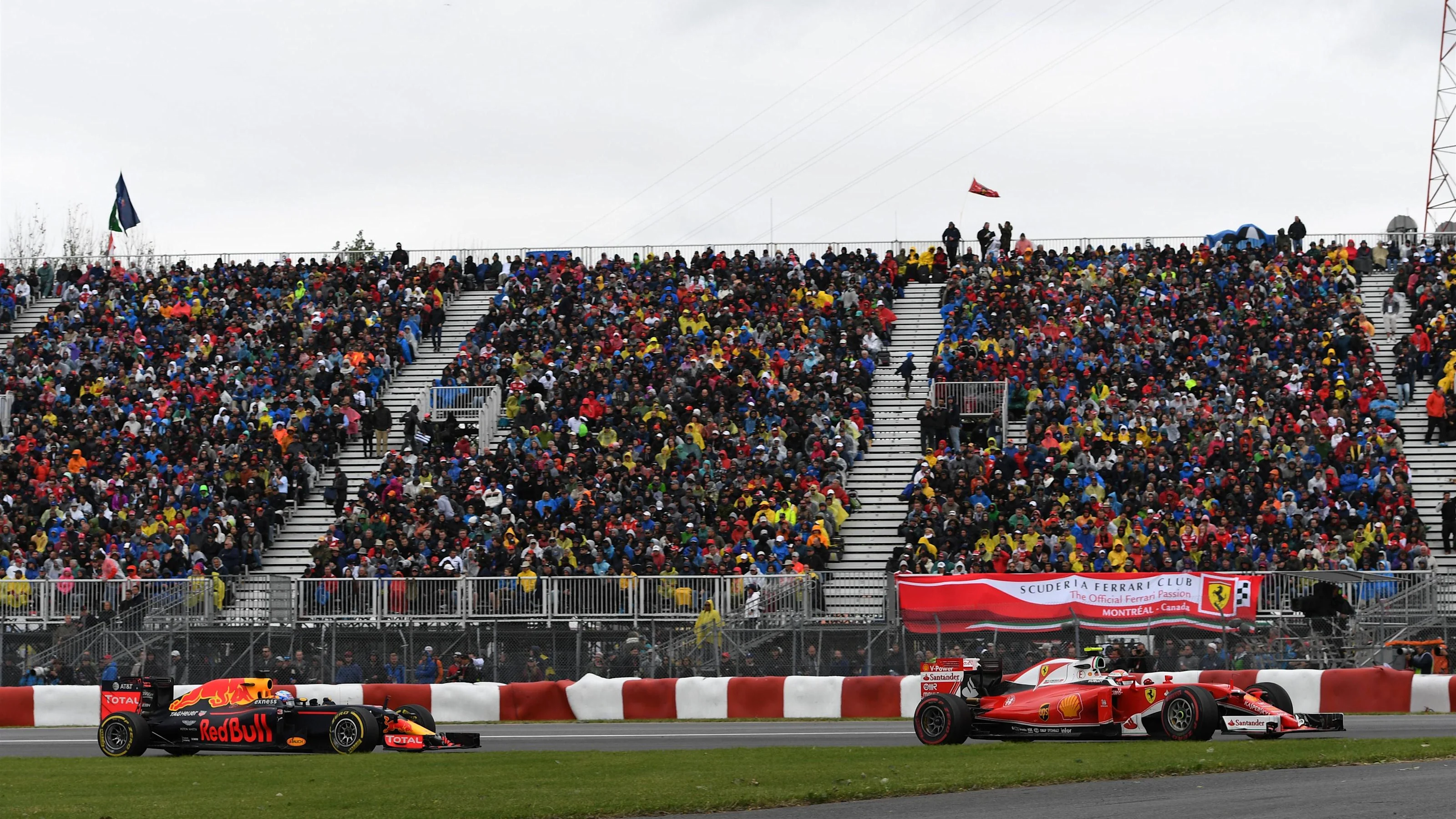 Kimi Raikkonen (FIN) Ferrari SF16-H leads Daniel Ricciardo (AUS) Red Bull Racing RB12 at Formula