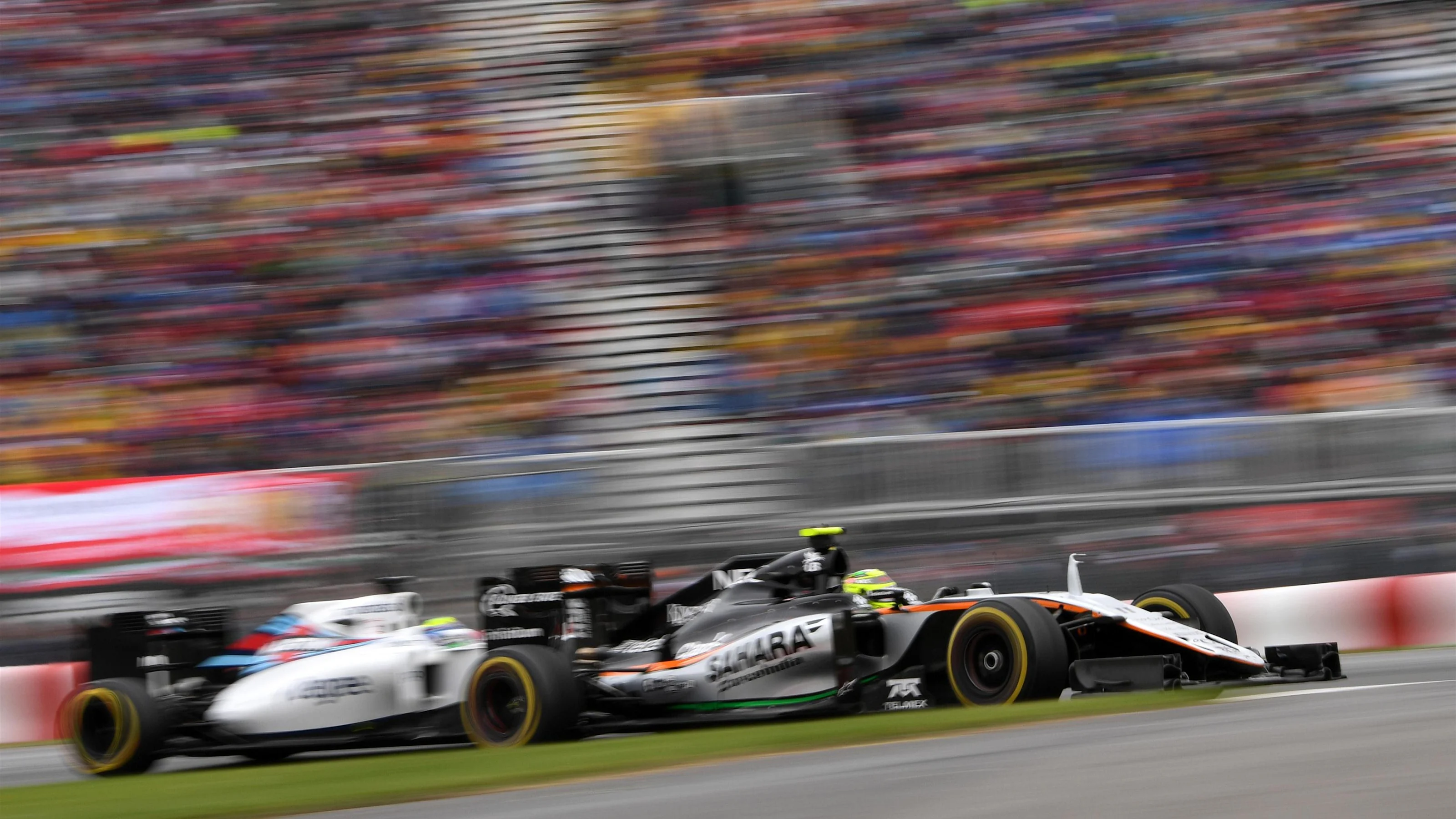 Sergio Perez (MEX) Force India VJM09 and Felipe Massa (BRA) Williams FW38 at Formula One World