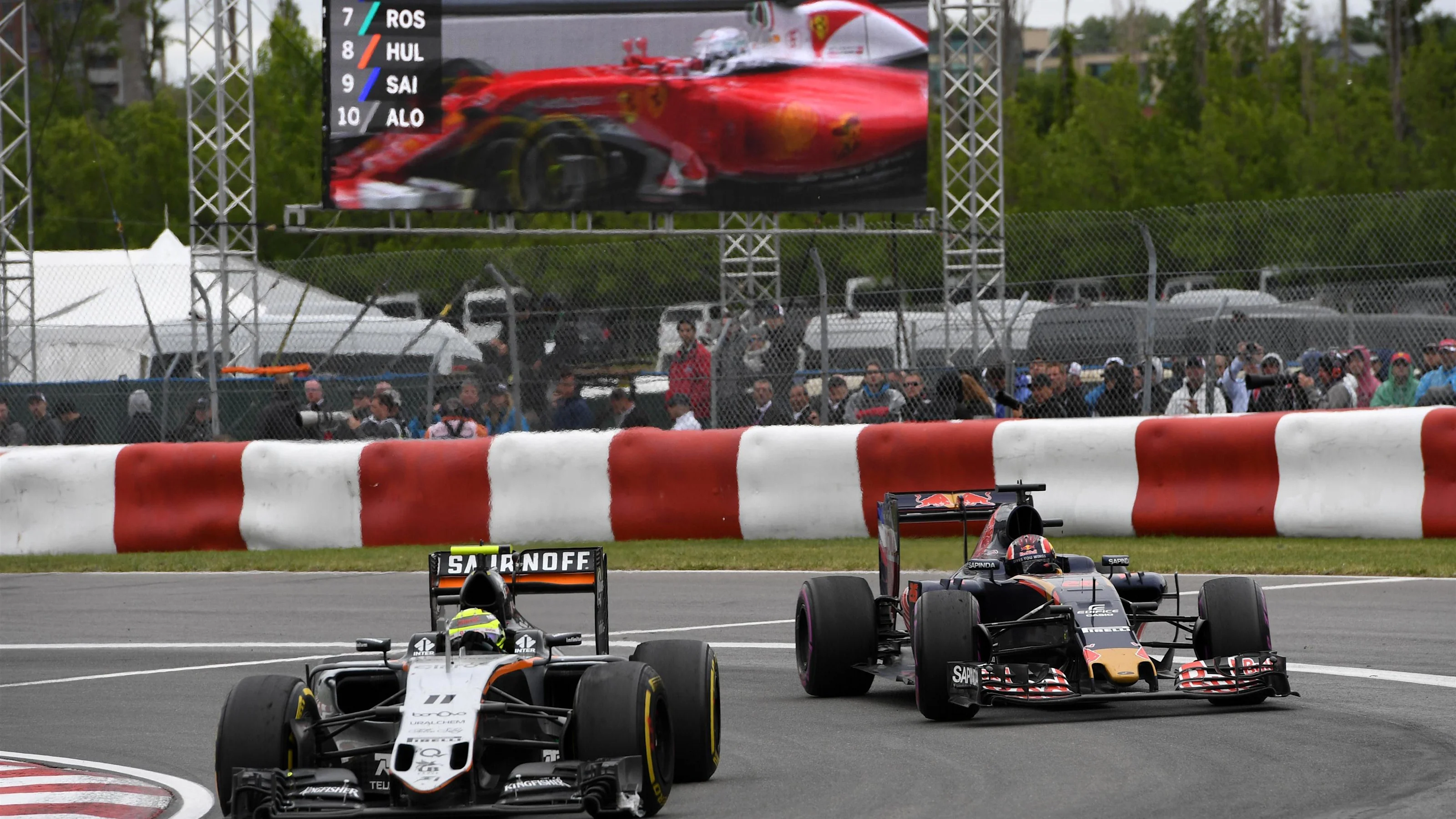 Sergio Perez (MEX) Force India VJM09 and Daniil Kvyat (RUS) Scuderia Toro Rosso STR11 at Formula