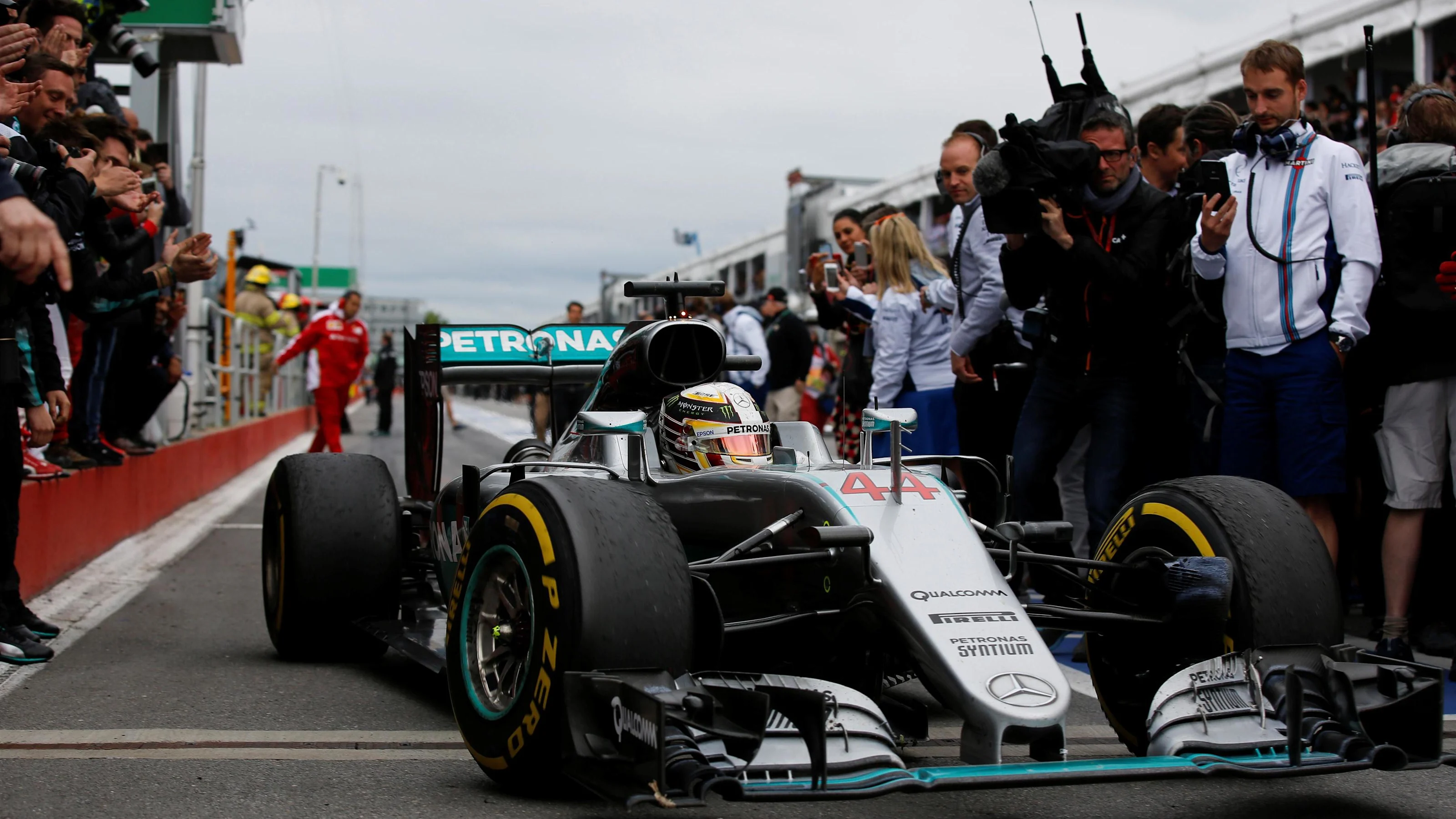 Race winner Lewis Hamilton (GBR) Mercedes-Benz F1 W07 Hybrid in parc ferme at Formula One World