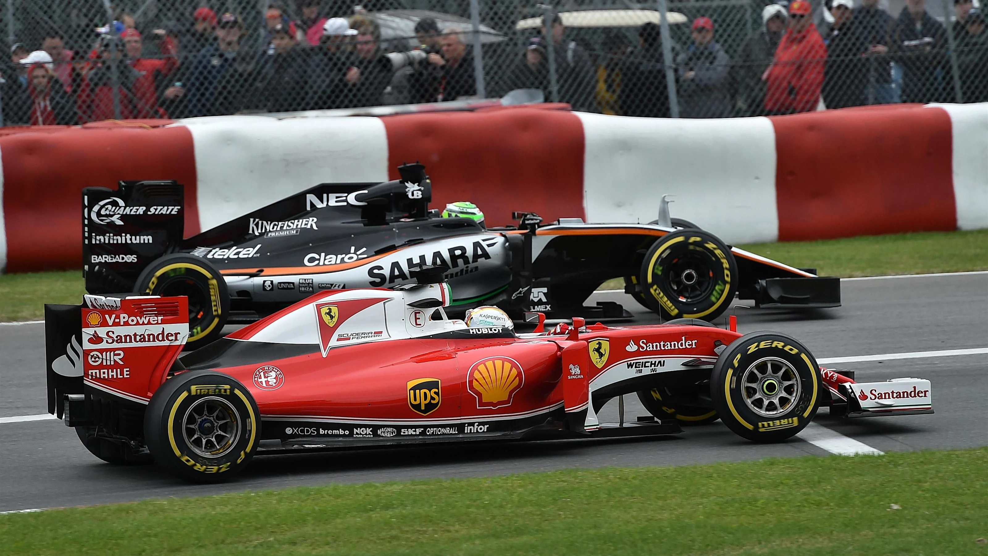 Sebastian Vettel (GER) Ferrari SF16-H and Sergio Perez (MEX) Force India VJM09 battle at Formula