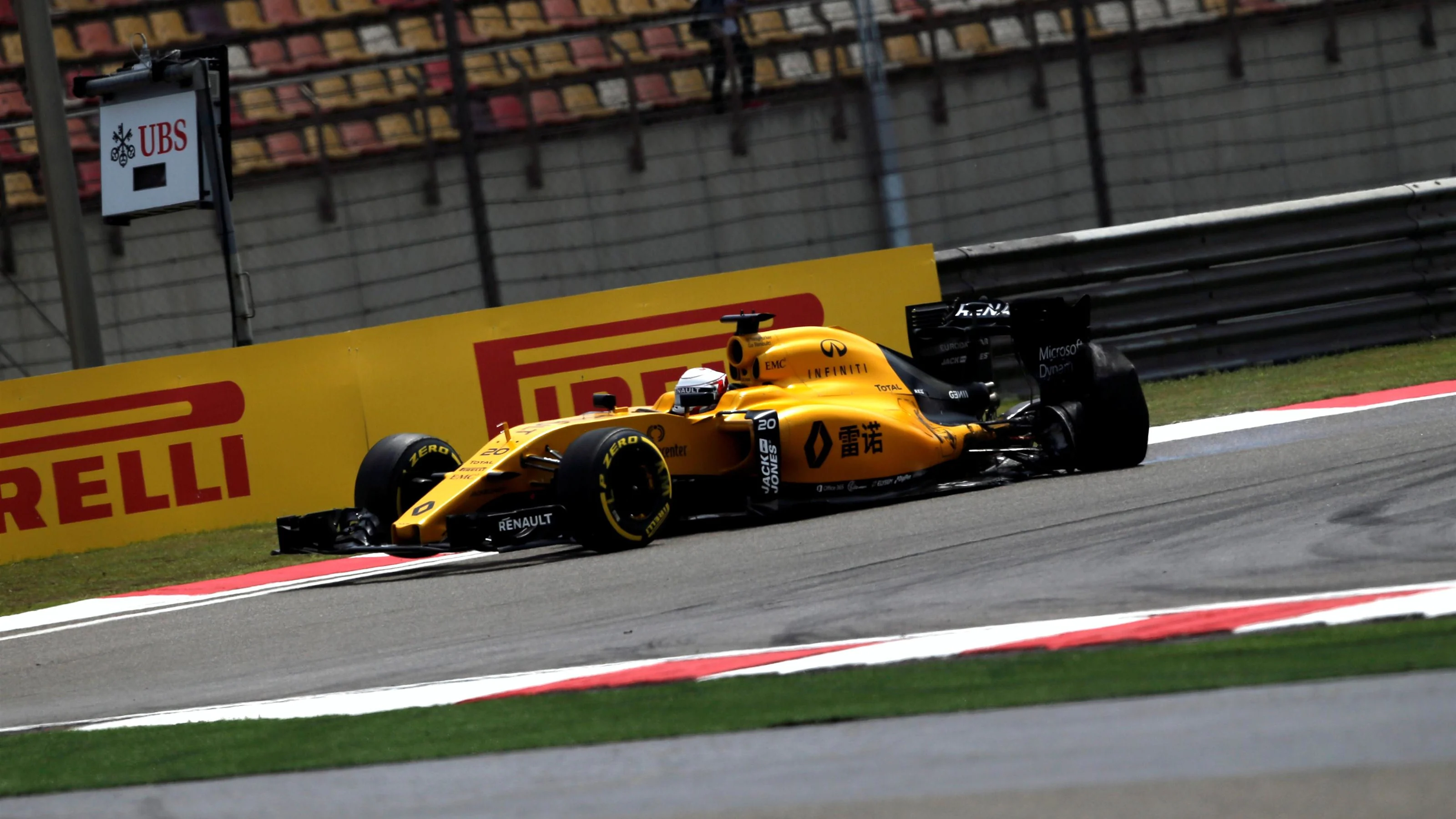 Kevin Magnussen (DEN) Renault Sport F1 Team RS16 with rear tyre puncture at Formula One World