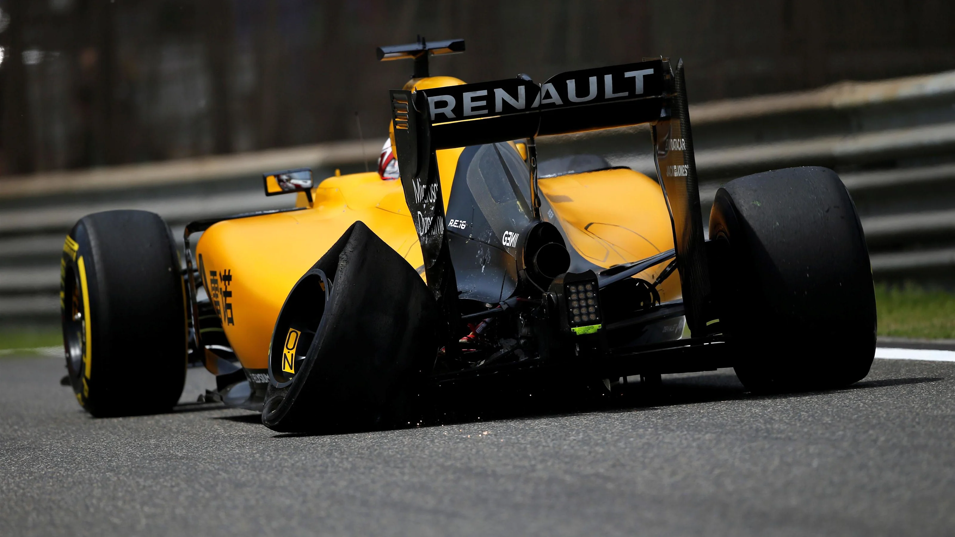 Kevin Magnussen (DEN) Renault Sport F1 Team RS16 with rear tyre puncture at Formula One World
