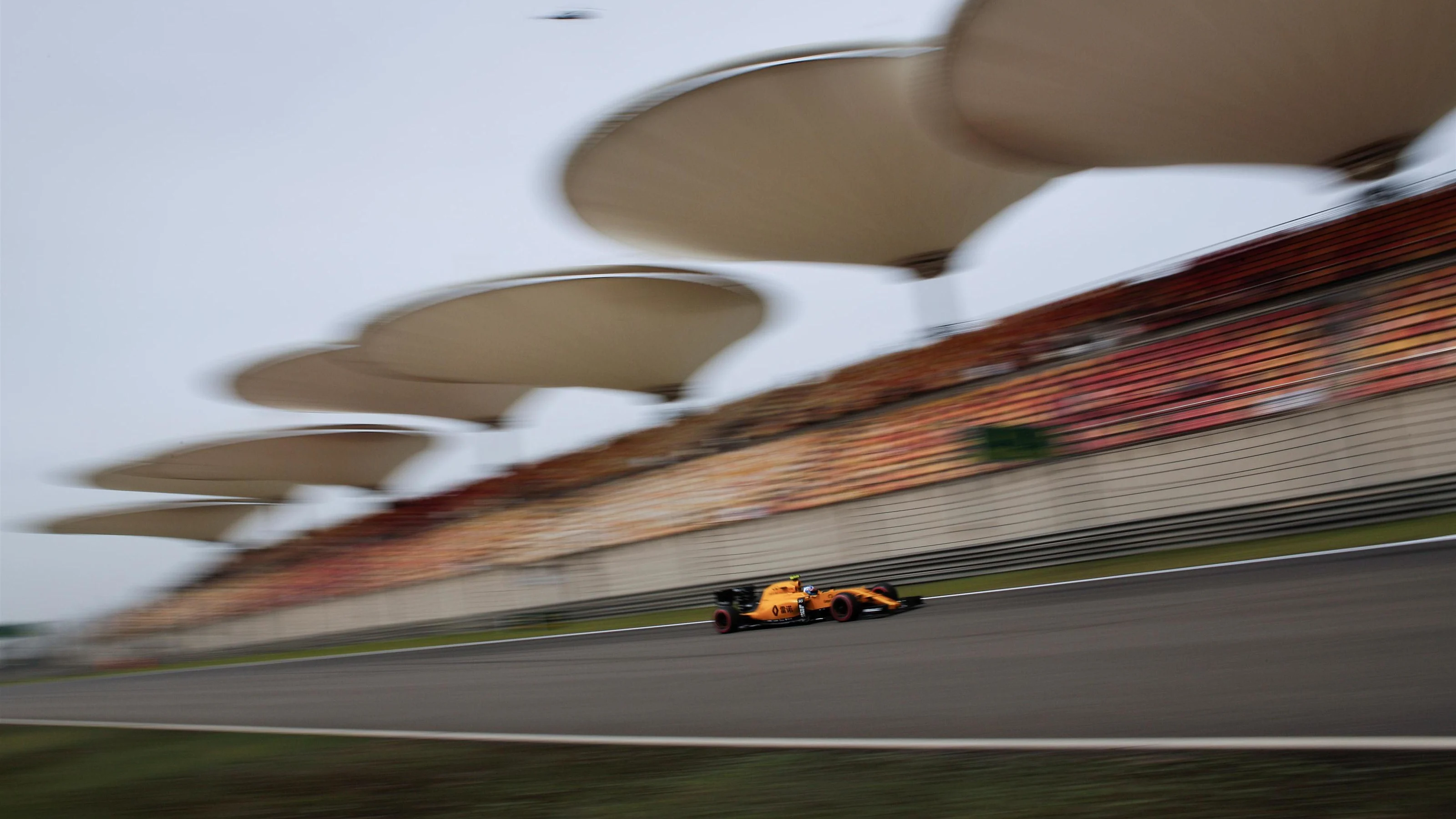Jolyon Palmer (GBR) Renault Sport F1 Team RS16 at Formula One World Championship, Rd3, Chinese