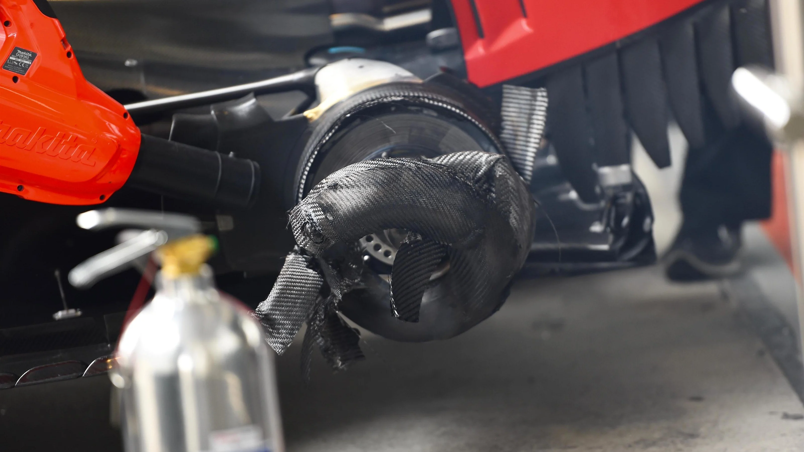 Esteban Gutierrez (MEX) Haas VF-16 rear brakes after catching fire in FP2 at Formula One World