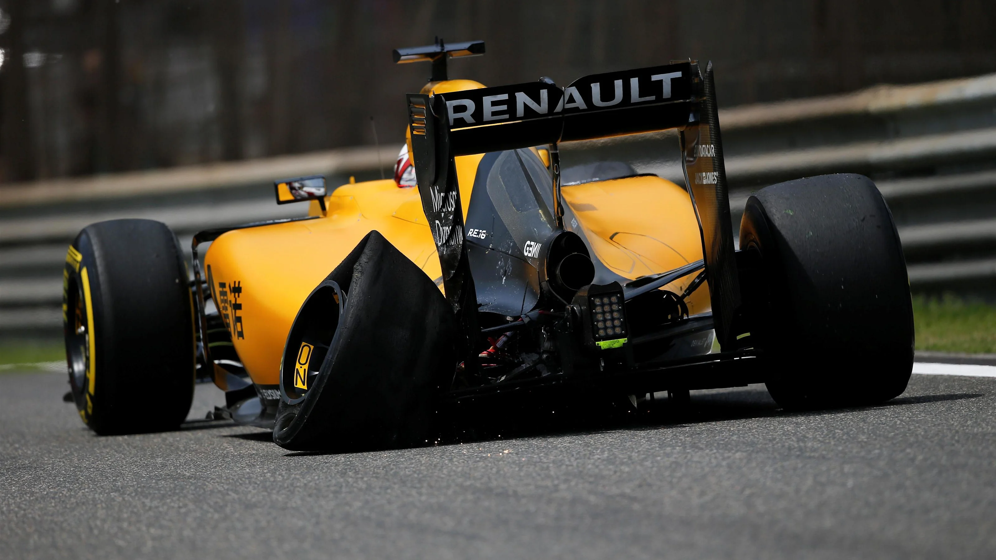 Kevin Magnussen (DEN) Renault Sport F1 Team RS16 with rear tyre puncture at Formula One World
