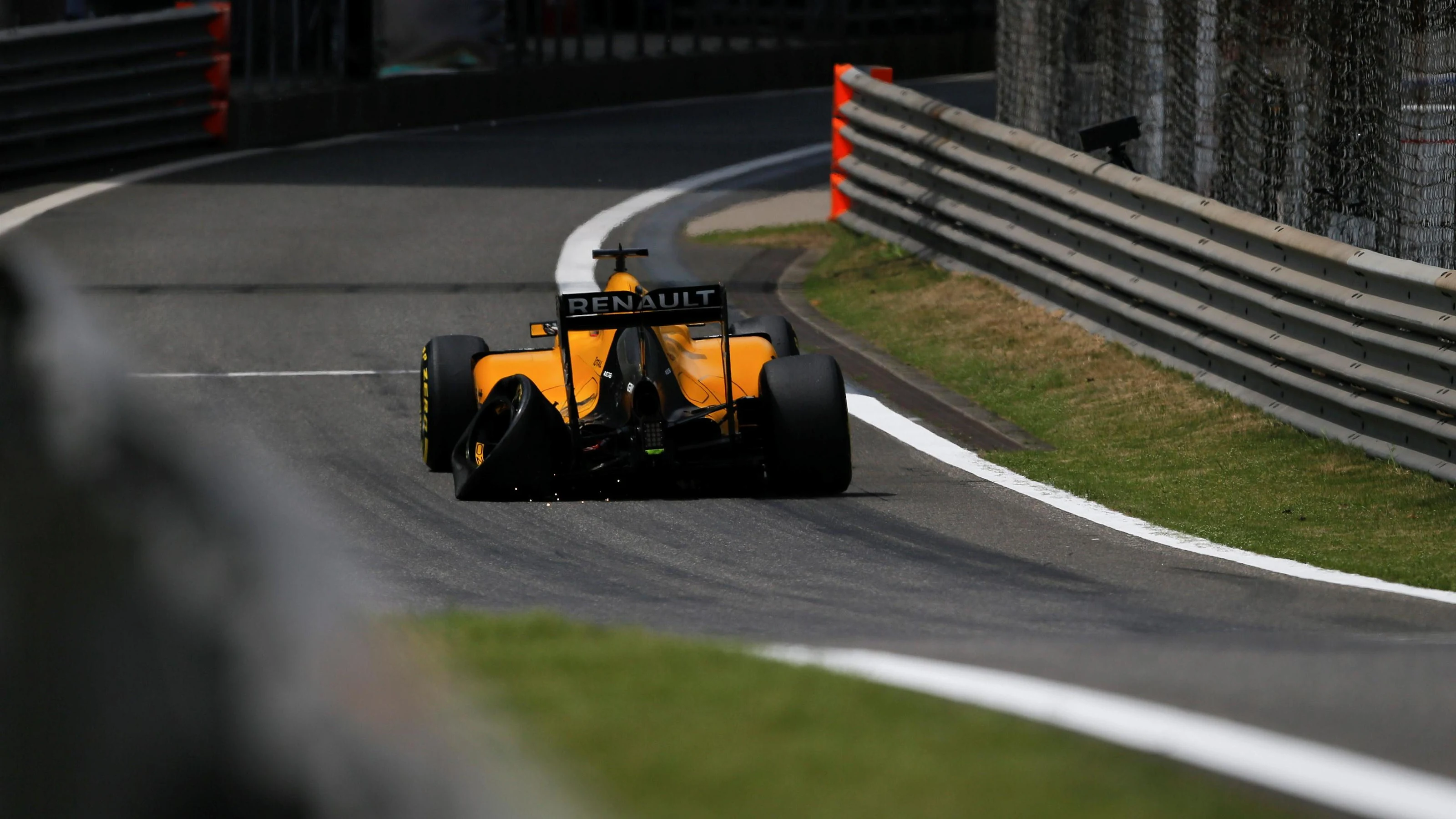 Kevin Magnussen (DEN) Renault Sport F1 Team RS16 with rear tyre puncture at Formula One World