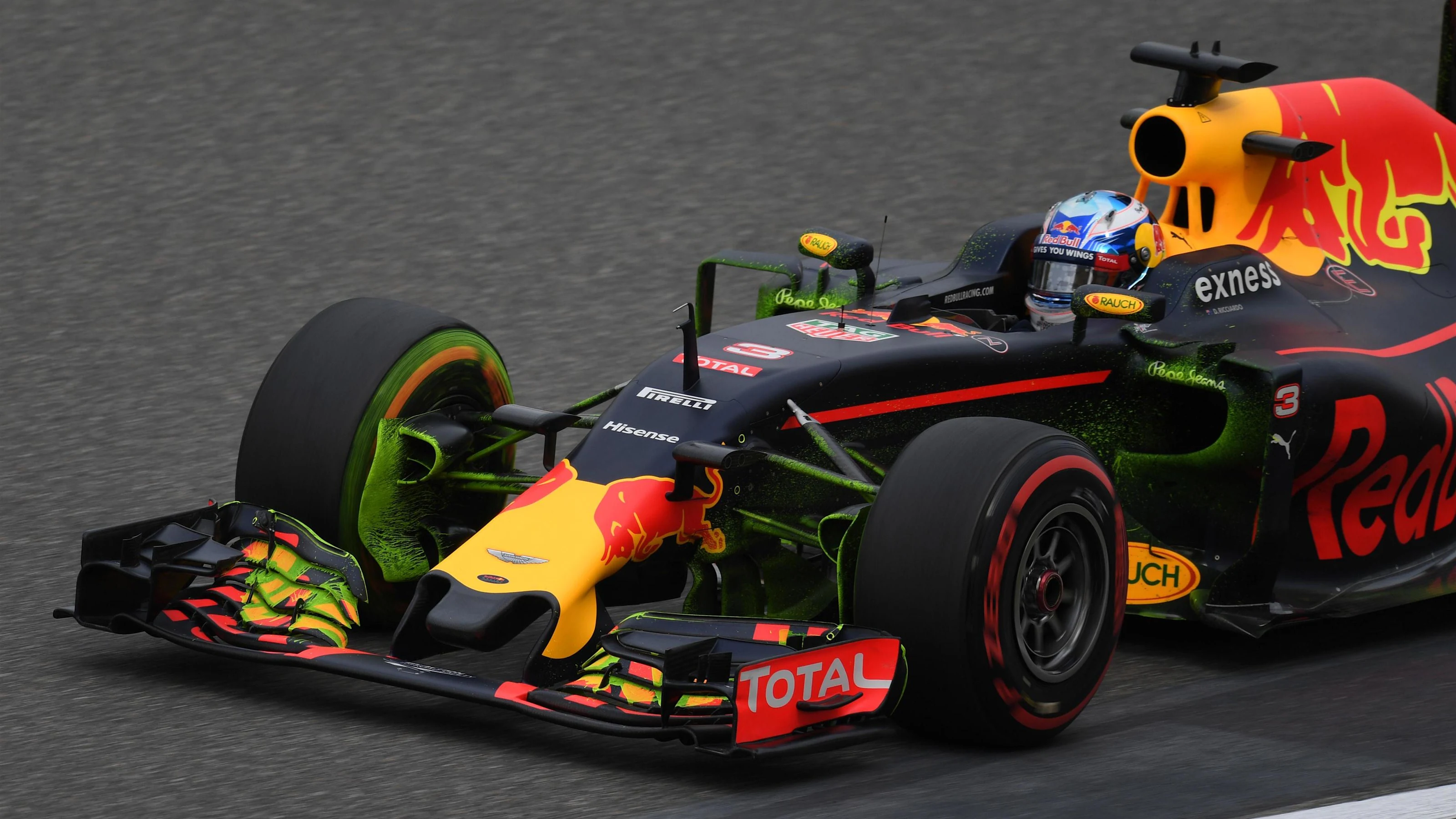 Daniel Ricciardo (AUS) Red Bull Racing RB12 with aero paint on front of car at Formula One World