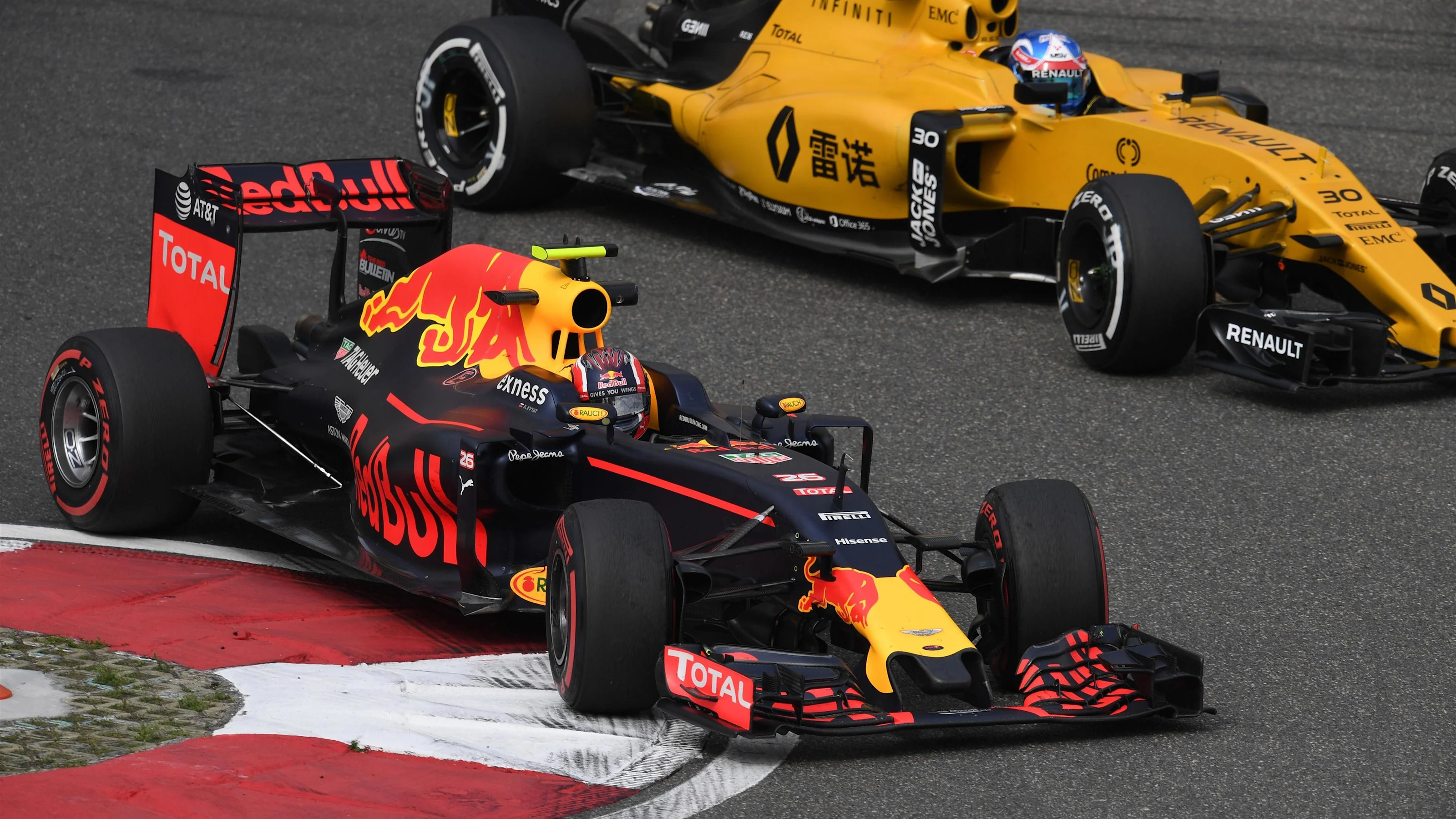 Daniil Kvyat (RUS) Red Bull Racing RB12 with Jolyon Palmer (GBR) Renault Sport F1 Team RS16 battle