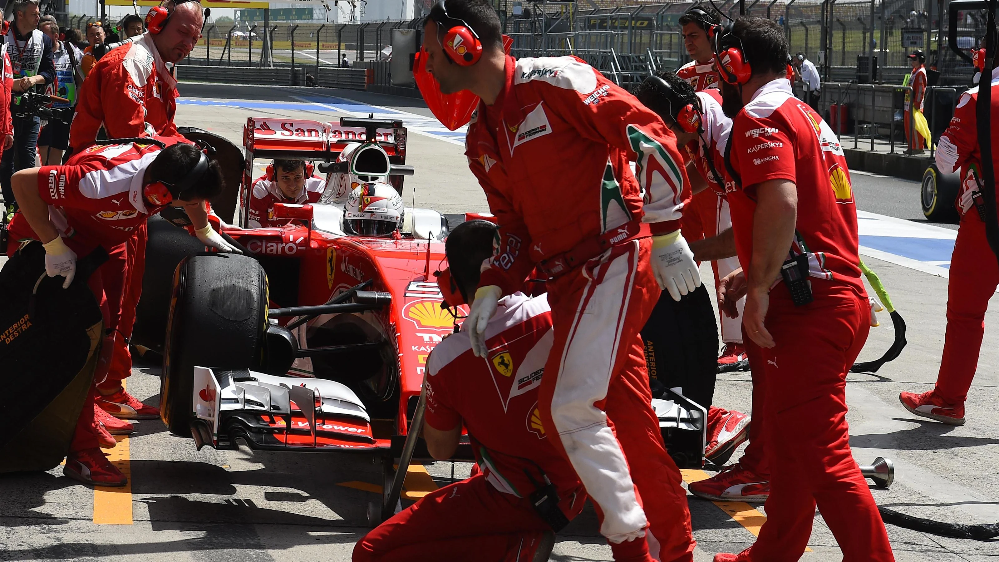 Sebastian Vettel (GER) Ferrari SF16-H pit stop at Formula One World Championship, Rd3, Chinese