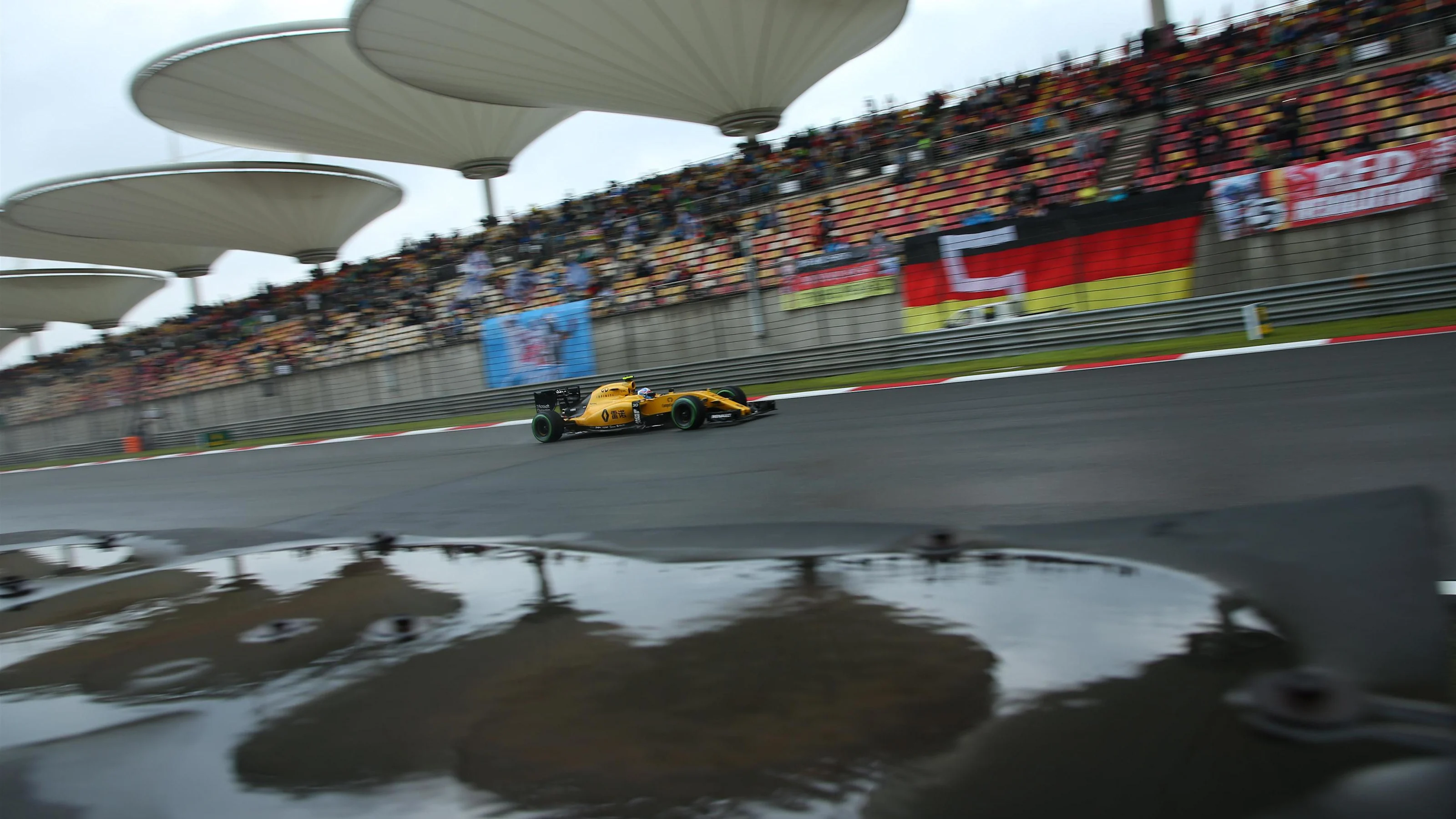 Jolyon Palmer (GBR) Renault Sport F1 Team RS16 at Formula One World Championship, Rd3, Chinese