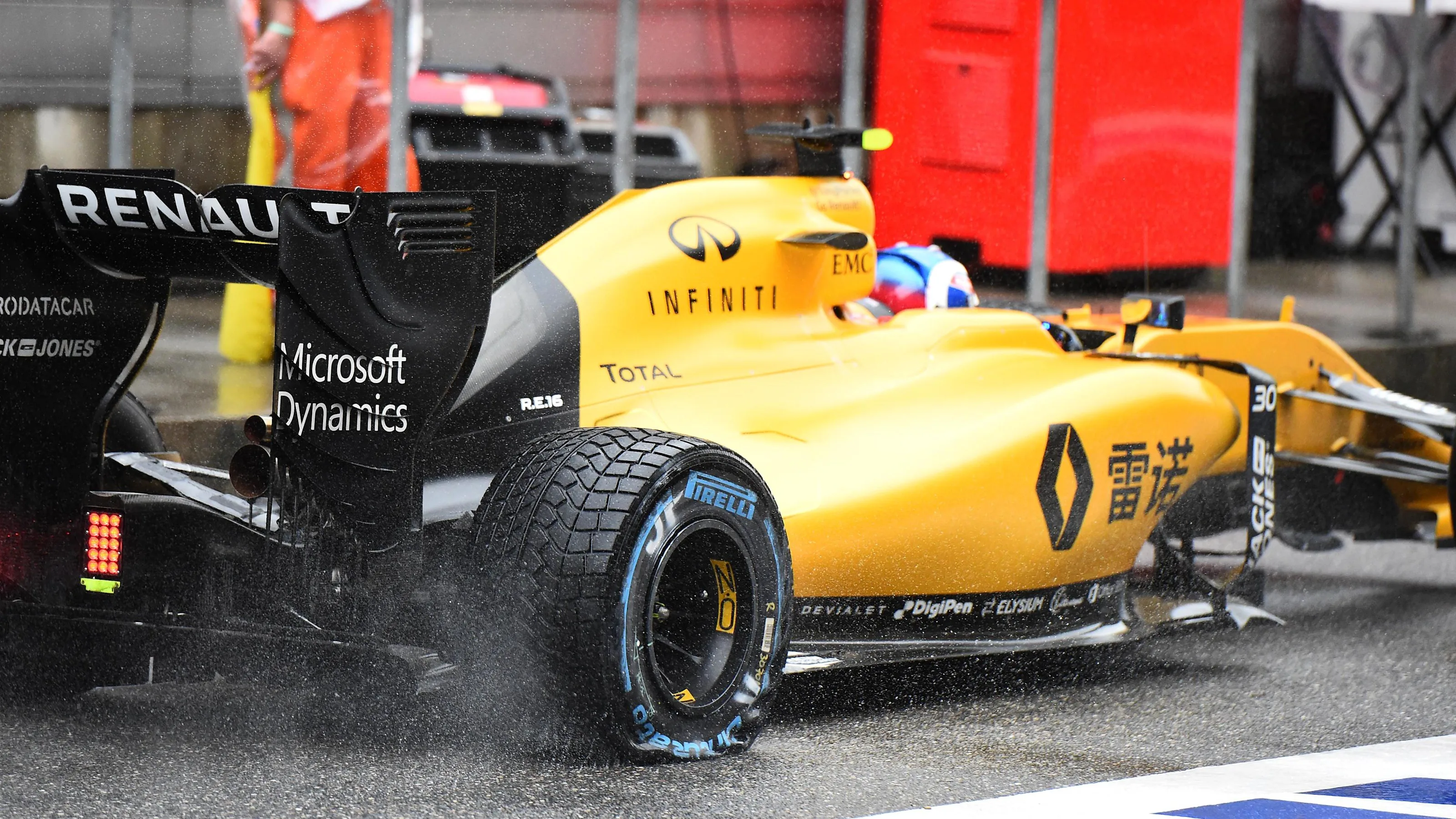 Jolyon Palmer (GBR) Renault Sport F1 Team RS16 with rear puncture at Formula One World