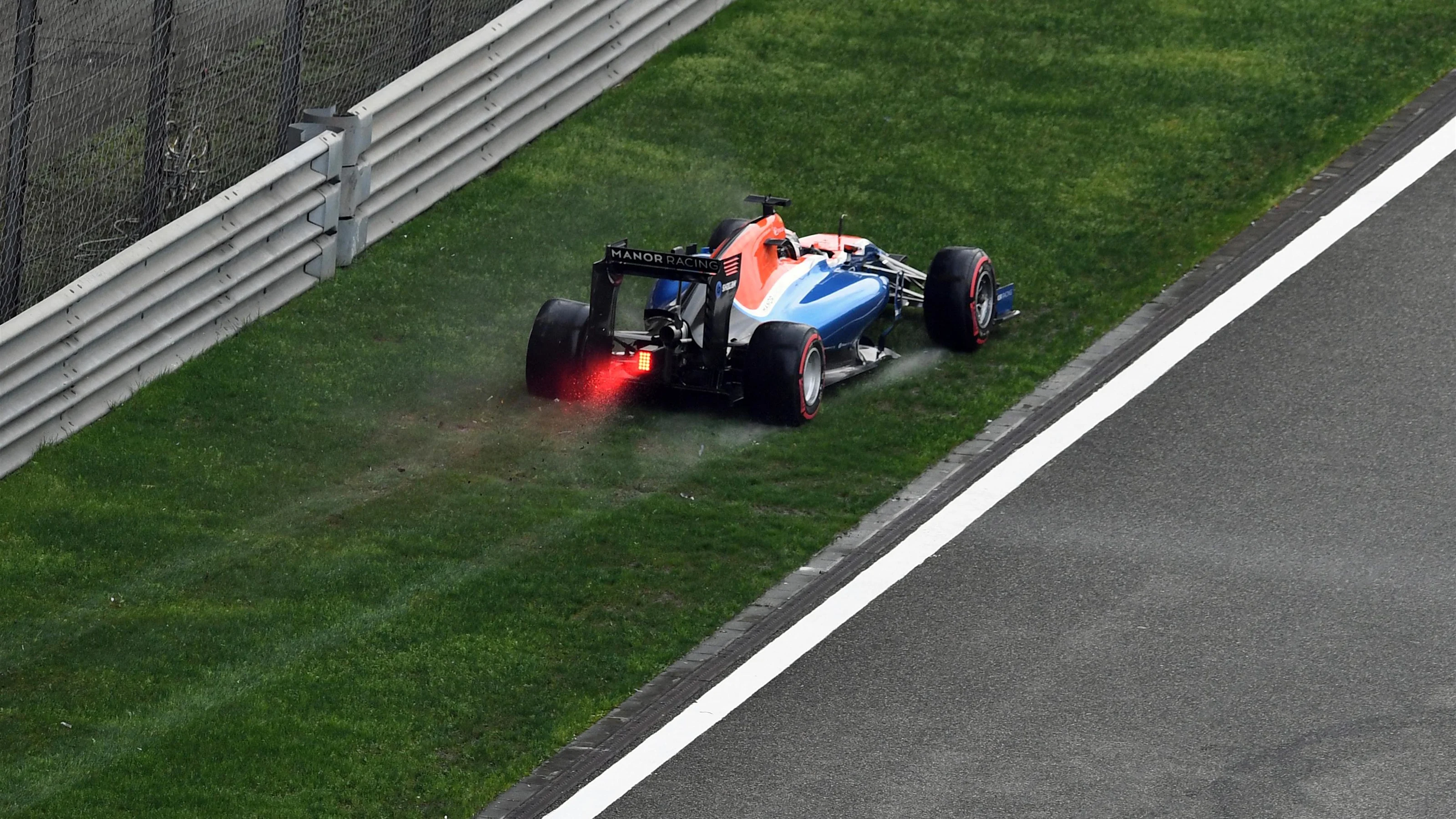 Pascal Wehrlein (GER) Manor Racing MRT05 crashes in Q1 at Formula One World Championship, Rd3,