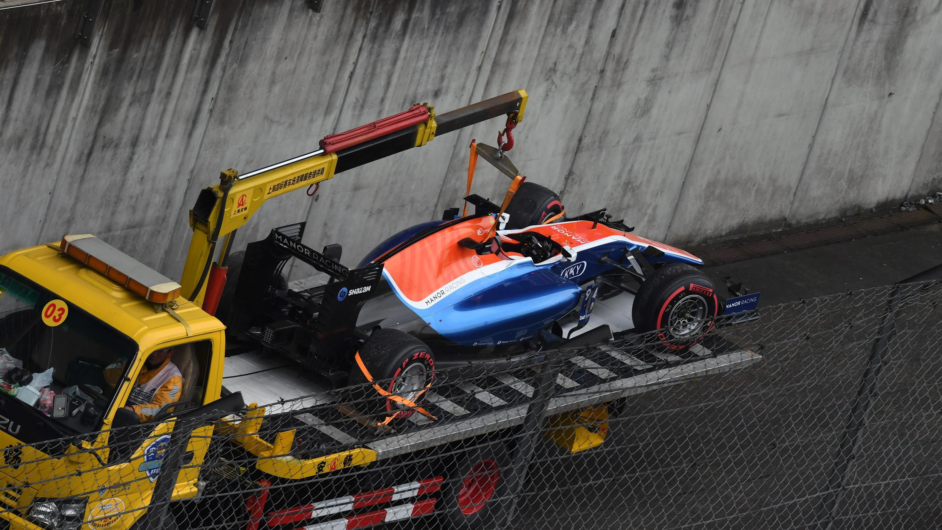 The crashed car of Pascal Wehrlein (GER) Manor Racing MRT05 is recovered in Q1 at Formula One World