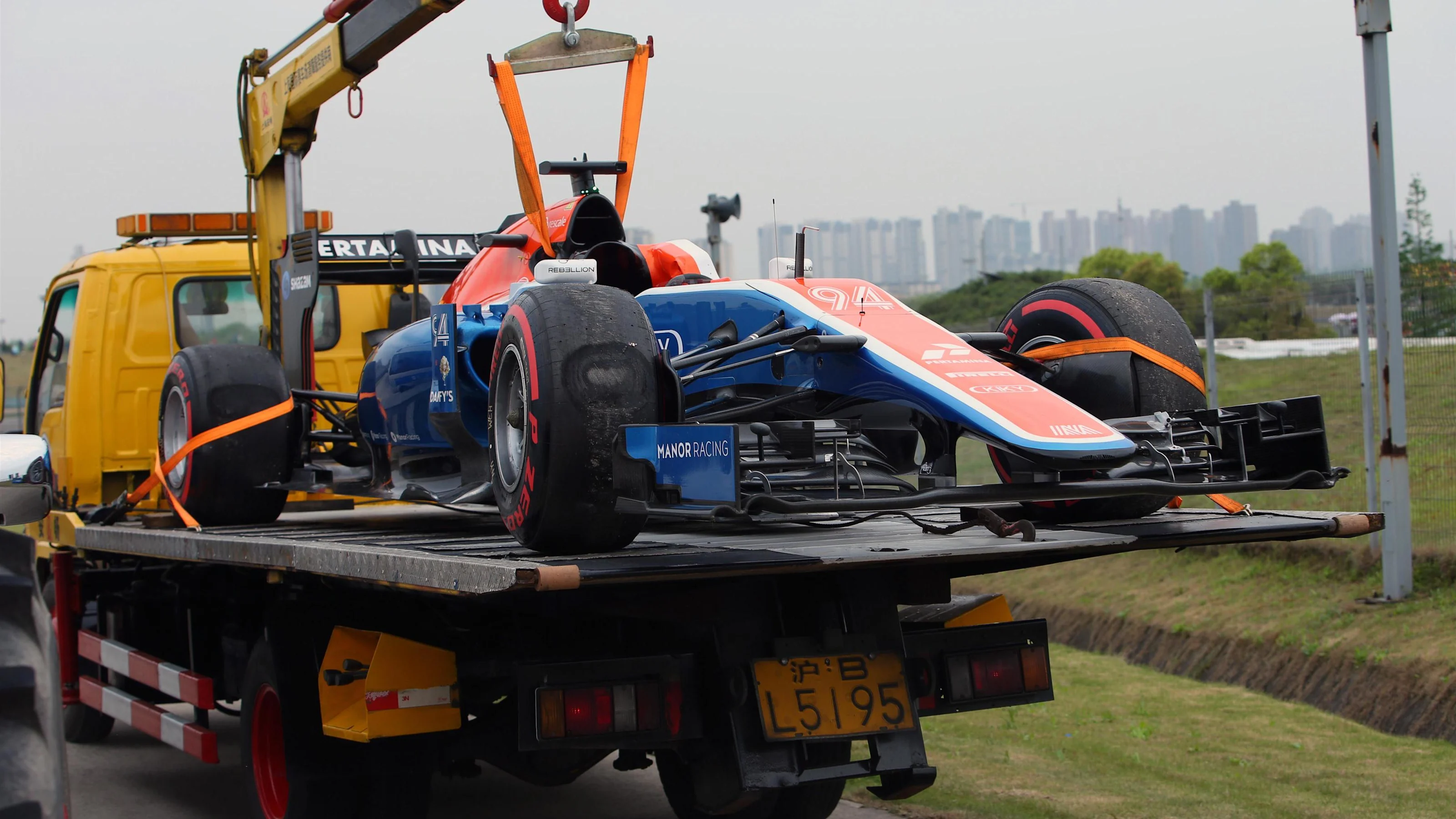 The crashed car of Pascal Wehrlein (GER) Manor Racing MRT05 is recovered in Q1 at Formula One World