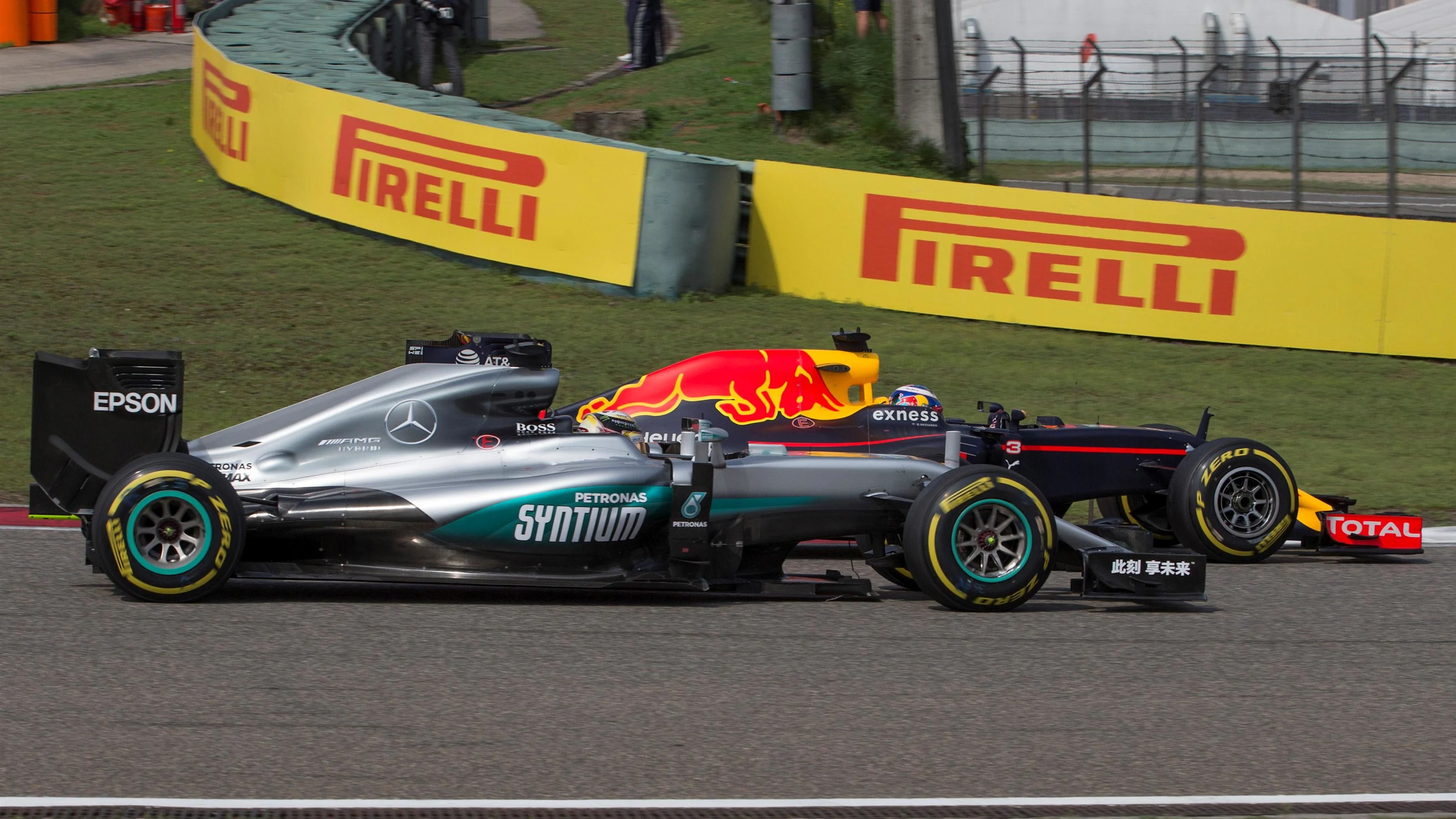 Lewis Hamilton (GBR) Mercedes-Benz F1 W07 Hybrid and Daniel Ricciardo (AUS) Red Bull Racing RB12