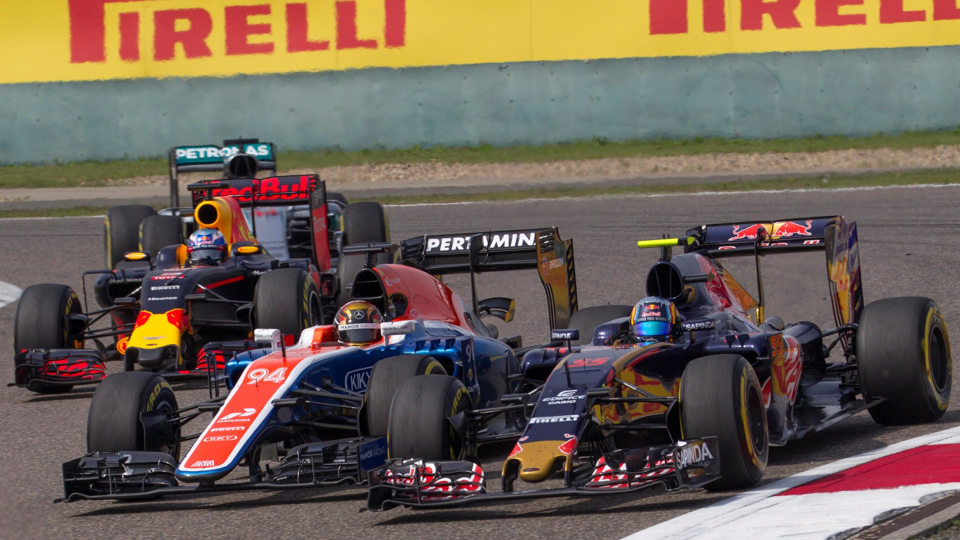 Max Verstappen (NED) Scuderia Toro Rosso STR11 and Pascal Wehrlein (GER) Manor Racing MRT05 battle