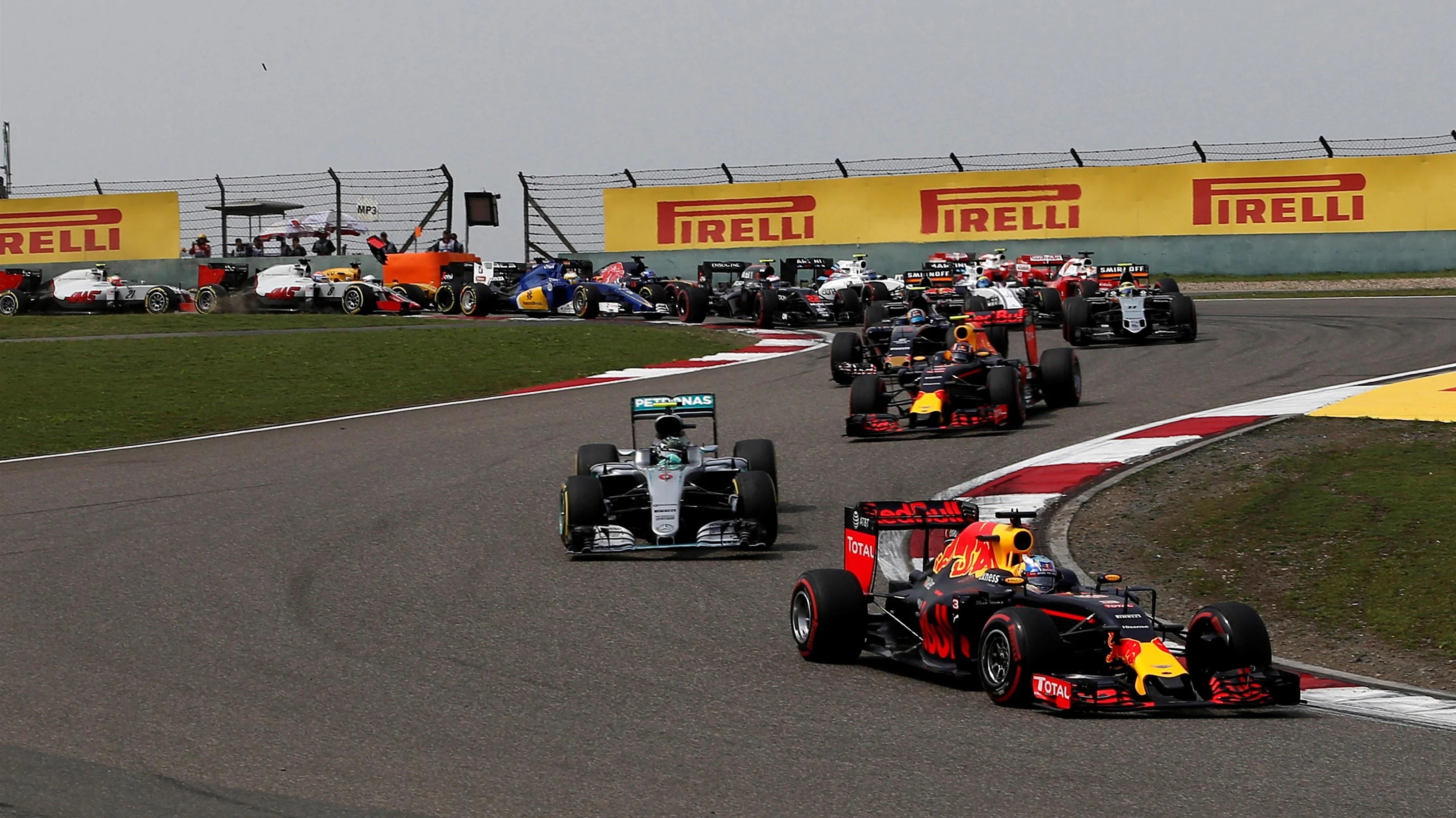 Daniel Ricciardo (AUS) Red Bull Racing RB12 leads at the start of the race at Formula One World